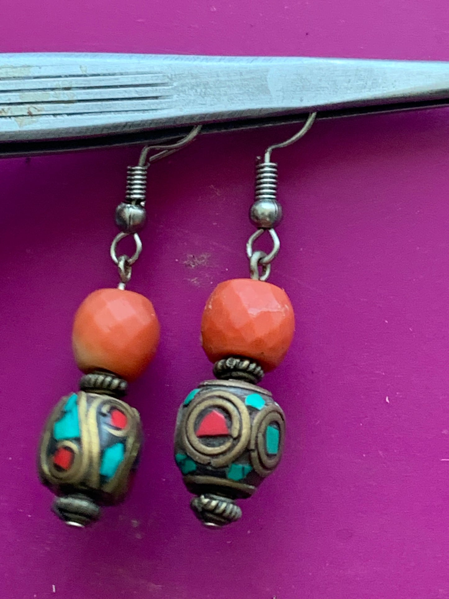 Boucles d'oreilles en perles facettées de Corail rouge avec perle d'Inde en turquoise. Finition Argent 925, laiton argenté ou doré, parfait !