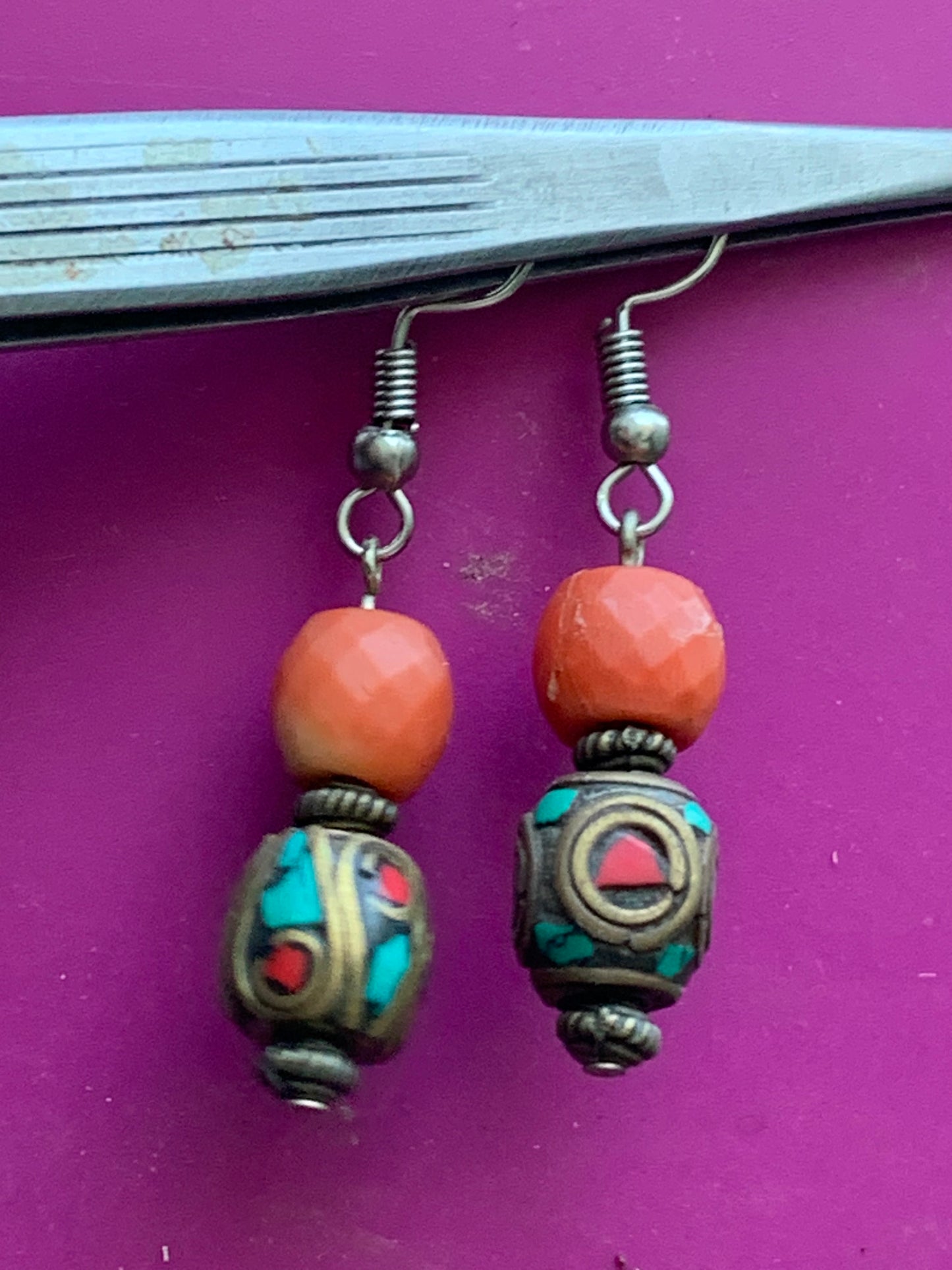 Boucles d'oreilles en perles facettées de Corail rouge avec perle d'Inde en turquoise. Finition Argent 925, laiton argenté ou doré, parfait !