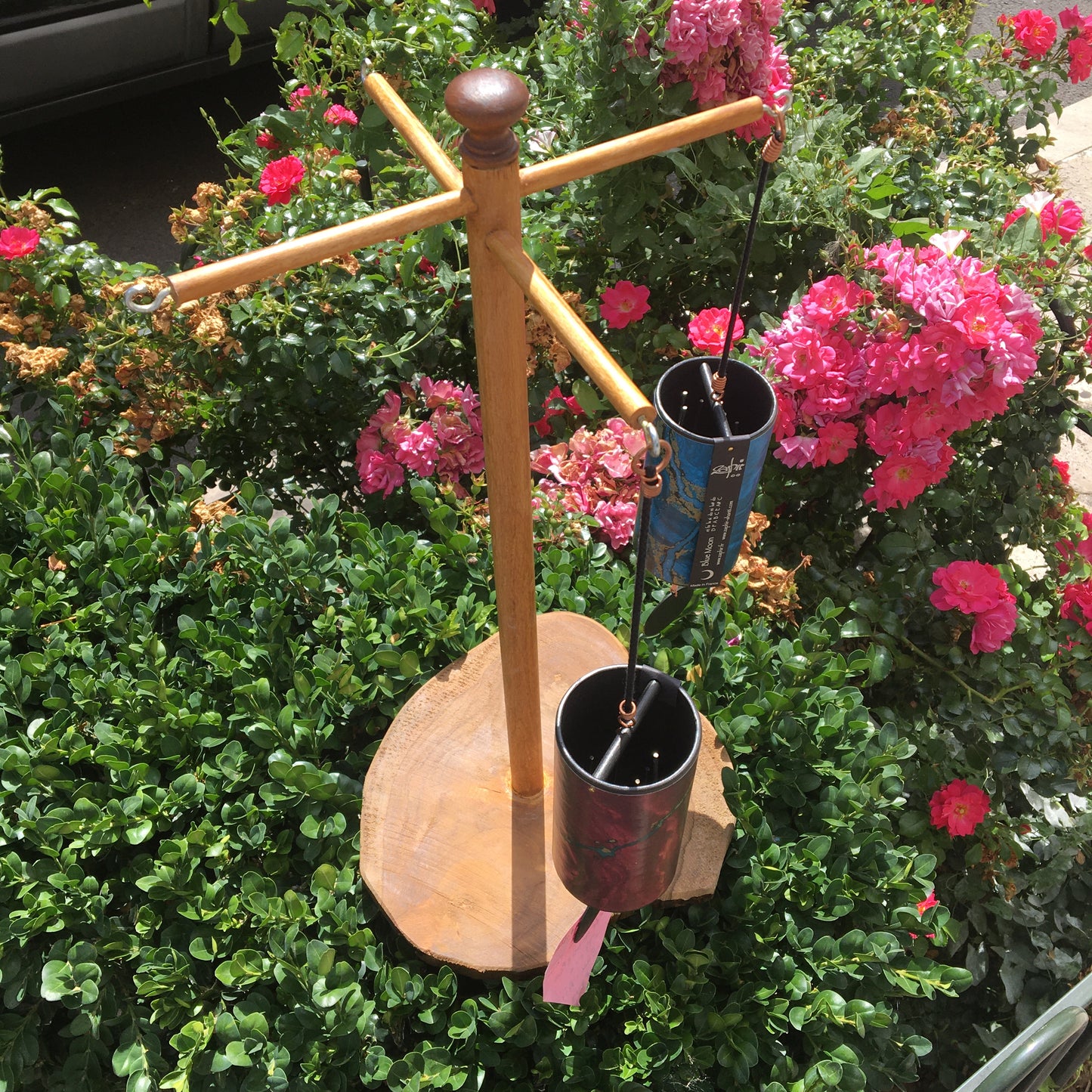 Création Zen Crurisoity, supports en bois pour carillon de style Koshi, Zaphir ou autres, de 45 centimètres de hauteur, base de 20 x 20cm.. Convient également pour cymbale Tibétaine (Tingsha). Option finition 'mat' ou 'brillant', parfait !