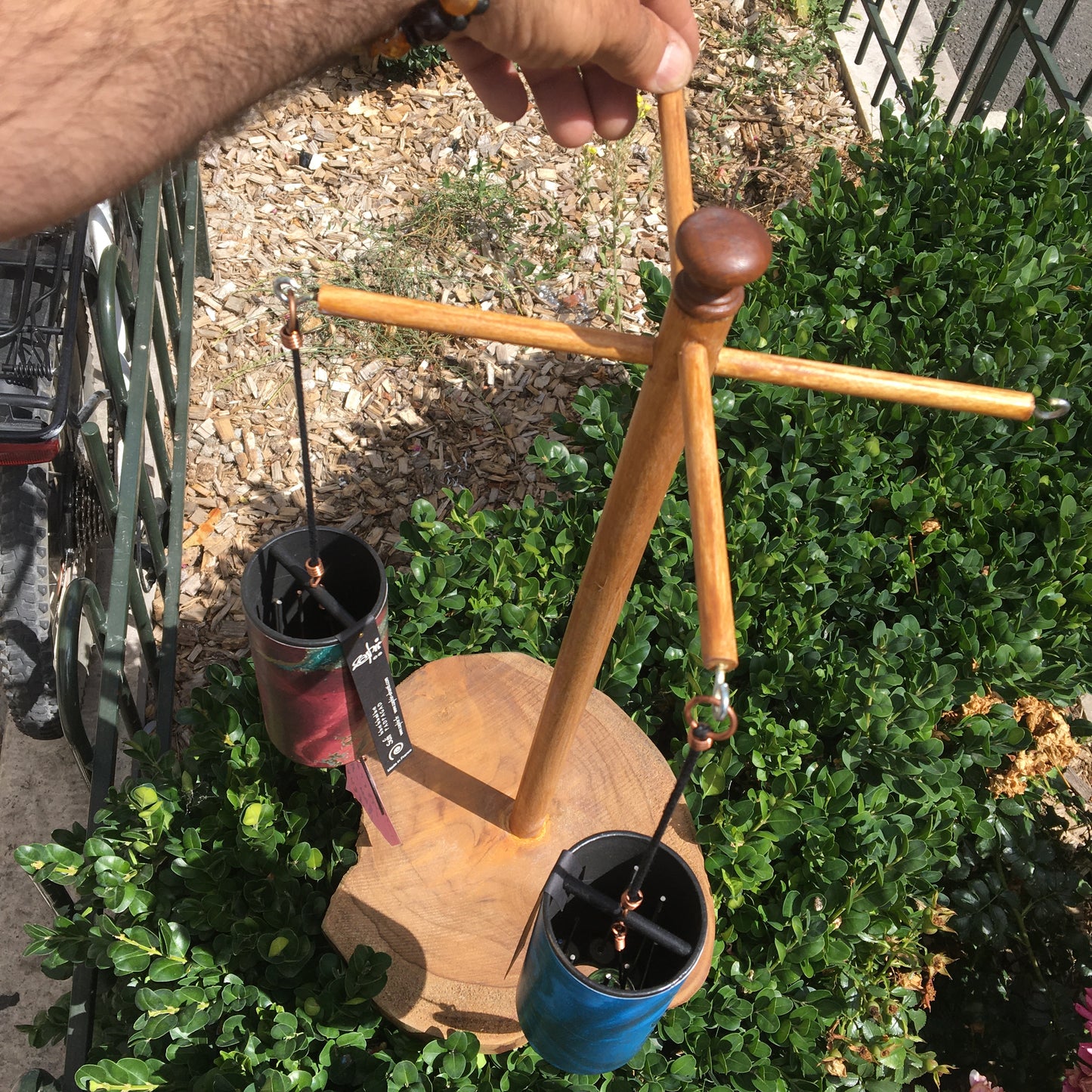 Création Zen Curiosity : support en bois pour carillons de style Koshi, Zaphir, Tingsha… ±45 cm de haut, base ± 20 × 20 cm - Finition au choix : mate ou brillante !