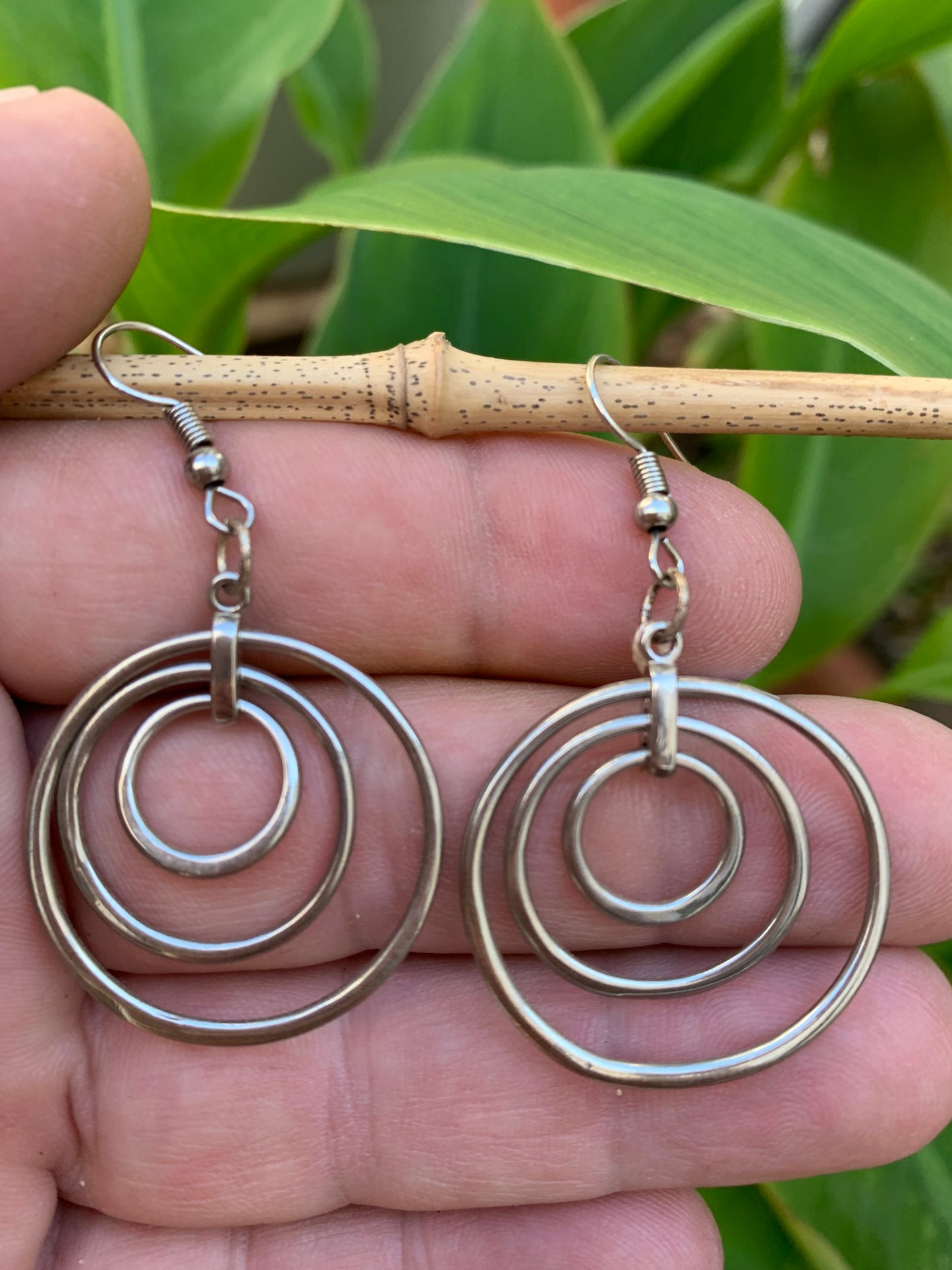 Boucles d'oreilles de 30 mm de diamètre. Finition laiton argenté, très beau modèle, parfait !
