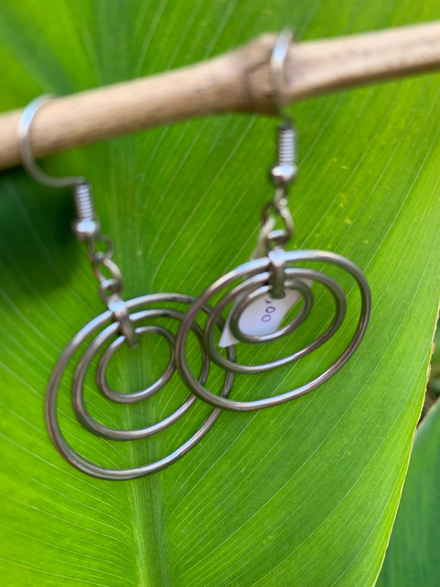 Boucles d'oreilles de 30 mm de diamètre. Finition laiton argenté, très beau modèle, parfait !