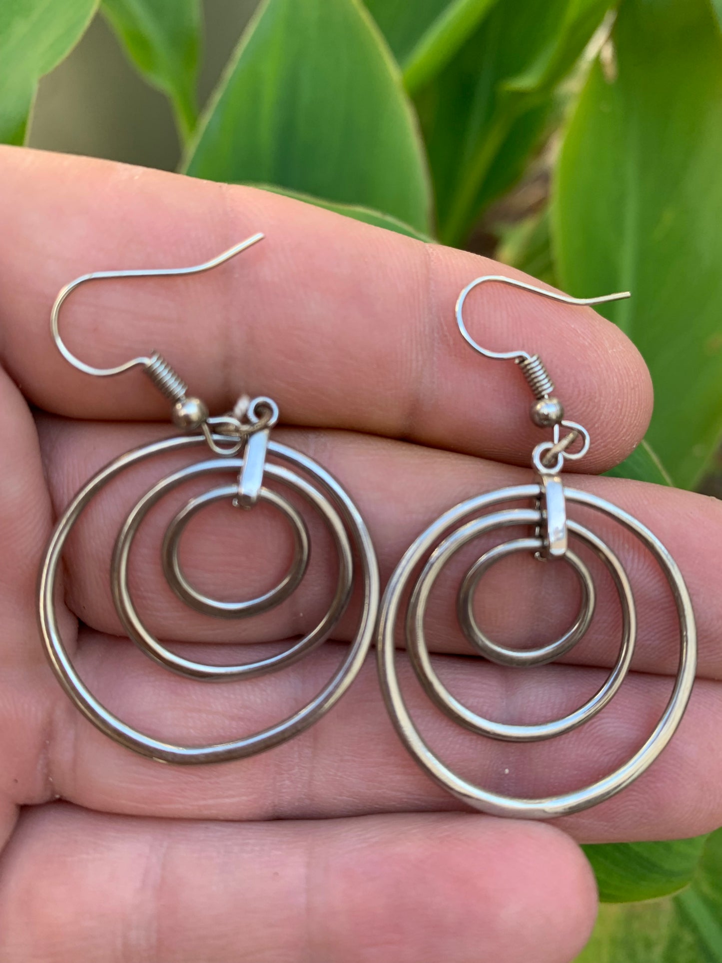 Boucles d'oreilles de 30 mm de diamètre. Finition laiton argenté, très beau modèle, parfait !
