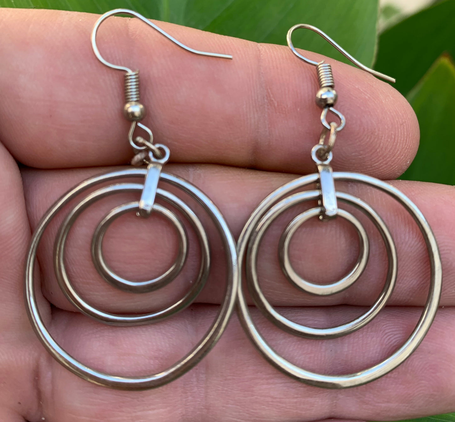 Boucles d'oreilles de 30 mm de diamètre. Finition laiton argenté, très beau modèle, parfait !