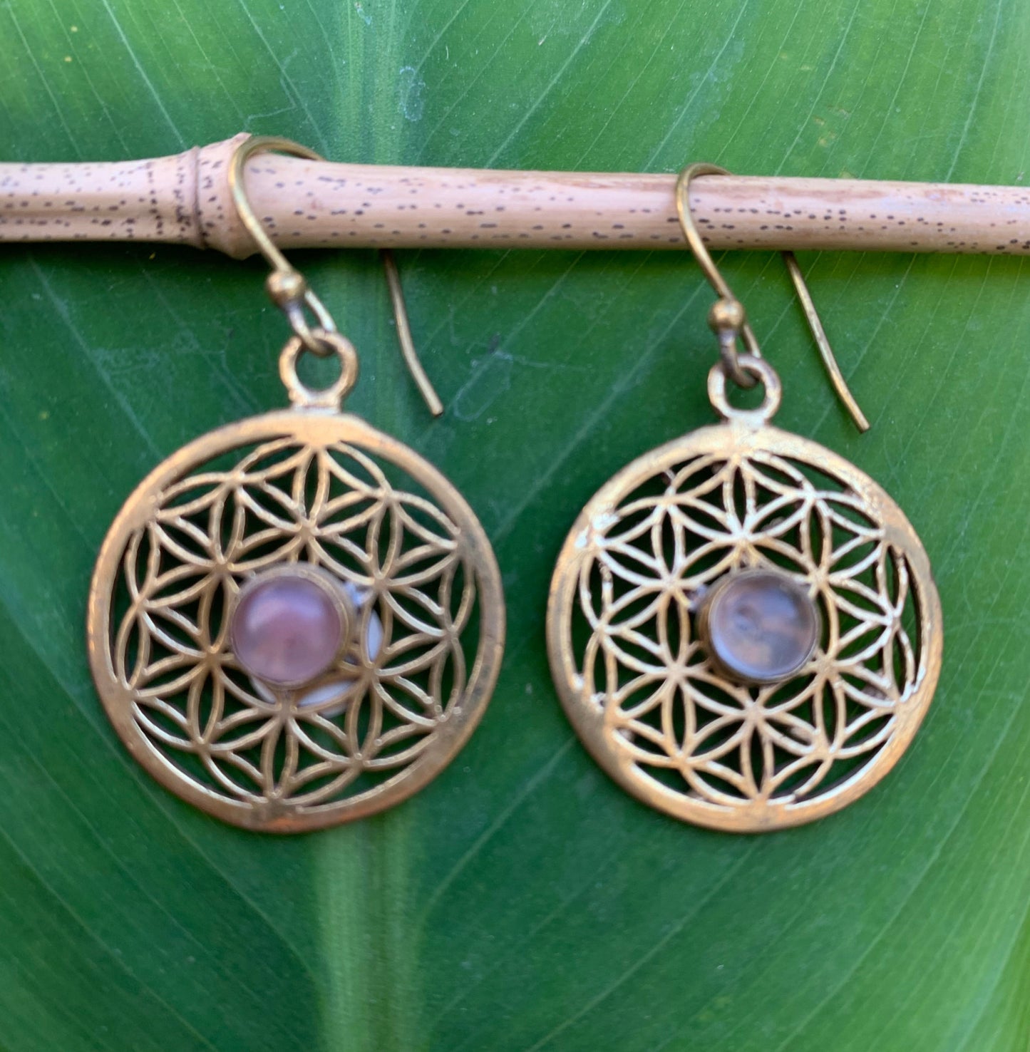 Boucles d'oreilles en forme de fleur de vie et amethyste sertis, 25 mm de diamètre, finition Laiton doré, parfait !