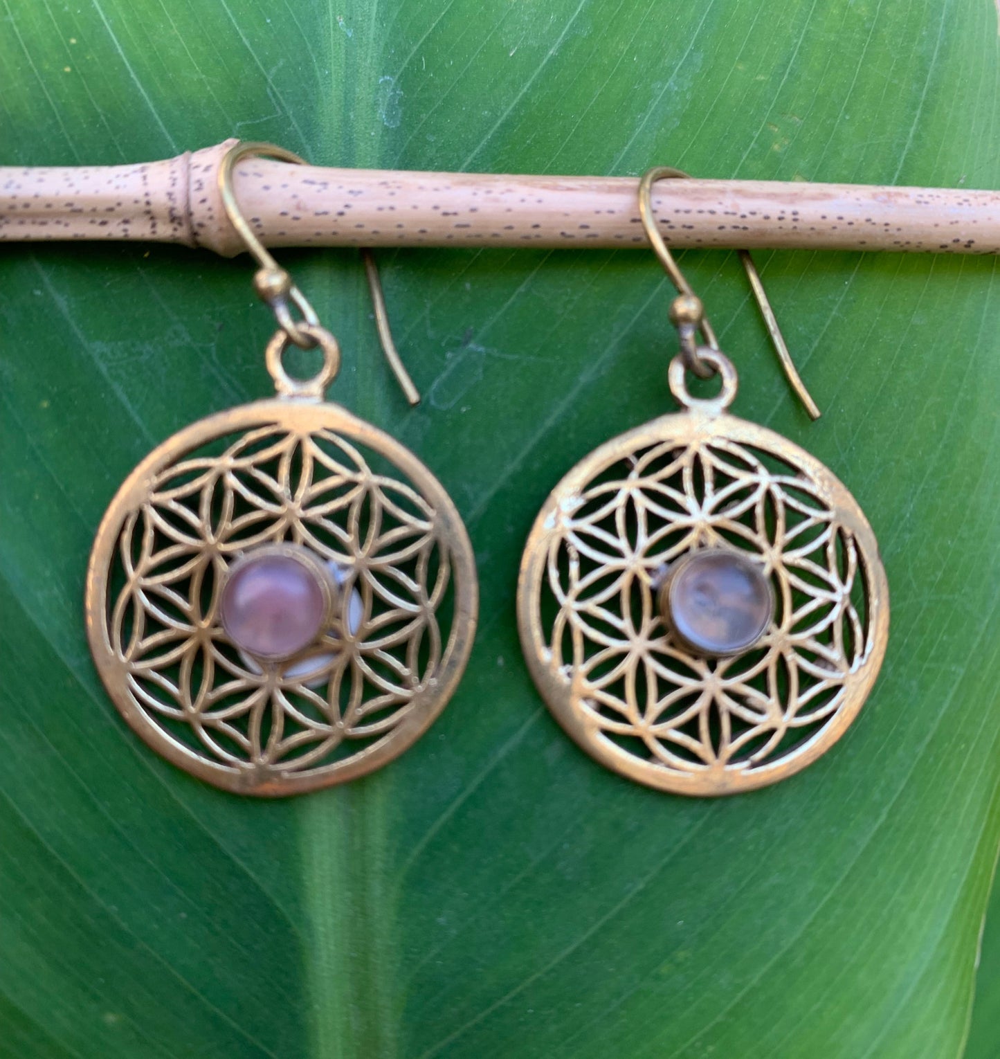 Boucles d'oreilles en forme de fleur de vie et amethyste sertis, 25 mm de diamètre, finition Laiton doré, parfait !