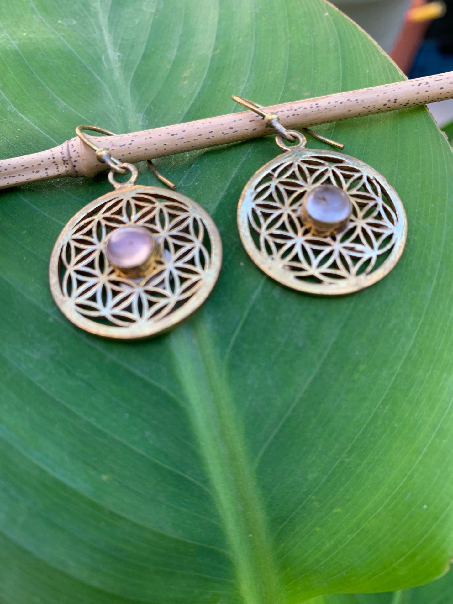 Boucles d'oreilles en forme de fleur de vie et amethyste sertis, 25 mm de diamètre, finition Laiton doré, parfait !