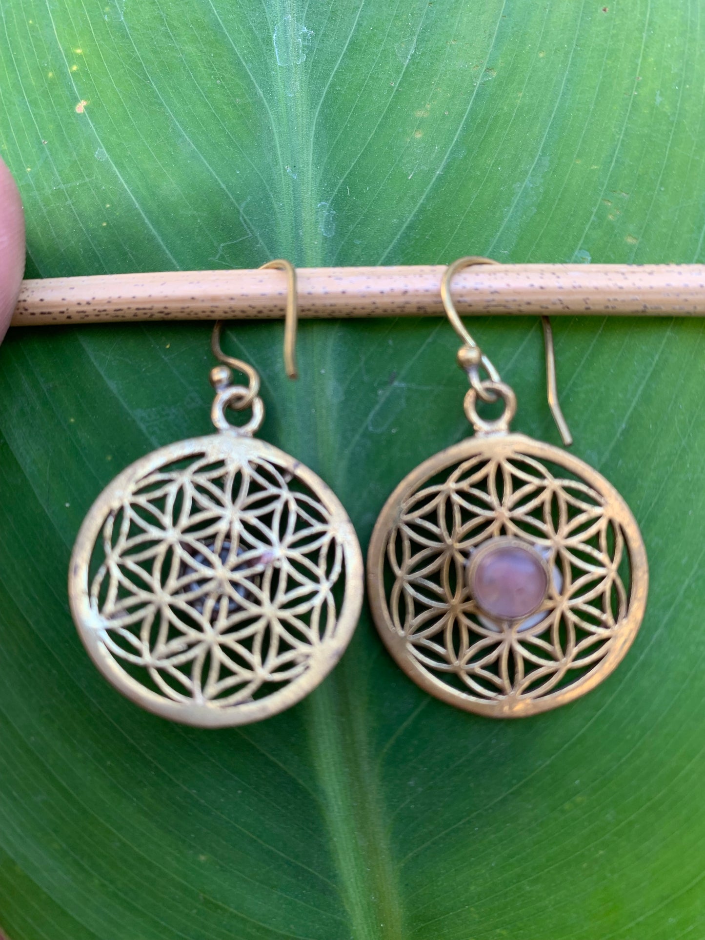 Boucles d'oreilles en forme de fleur de vie et amethyste sertis, 25 mm de diamètre, finition Laiton doré, parfait !