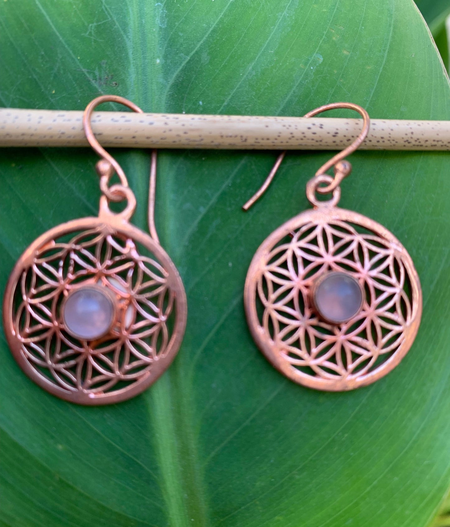 Boucles d'oreilles en forme de fleur de vie et perle d'améthyste, 25 mm de diamètre, finition laiton couleur cuivre, parfait !