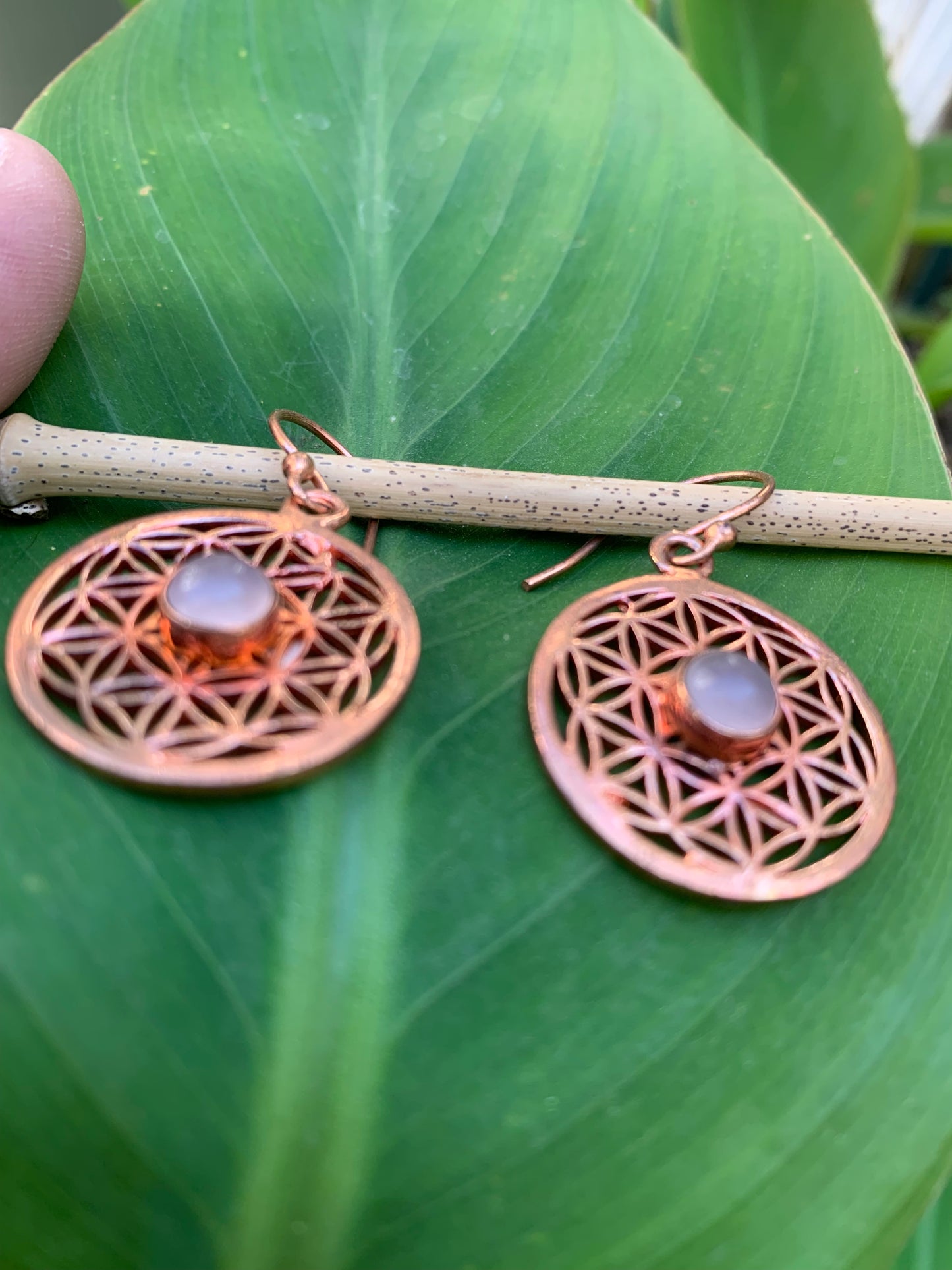 Boucles d'oreilles en forme de fleur de vie et perle d'améthyste, 25 mm de diamètre, finition laiton couleur cuivre, parfait !