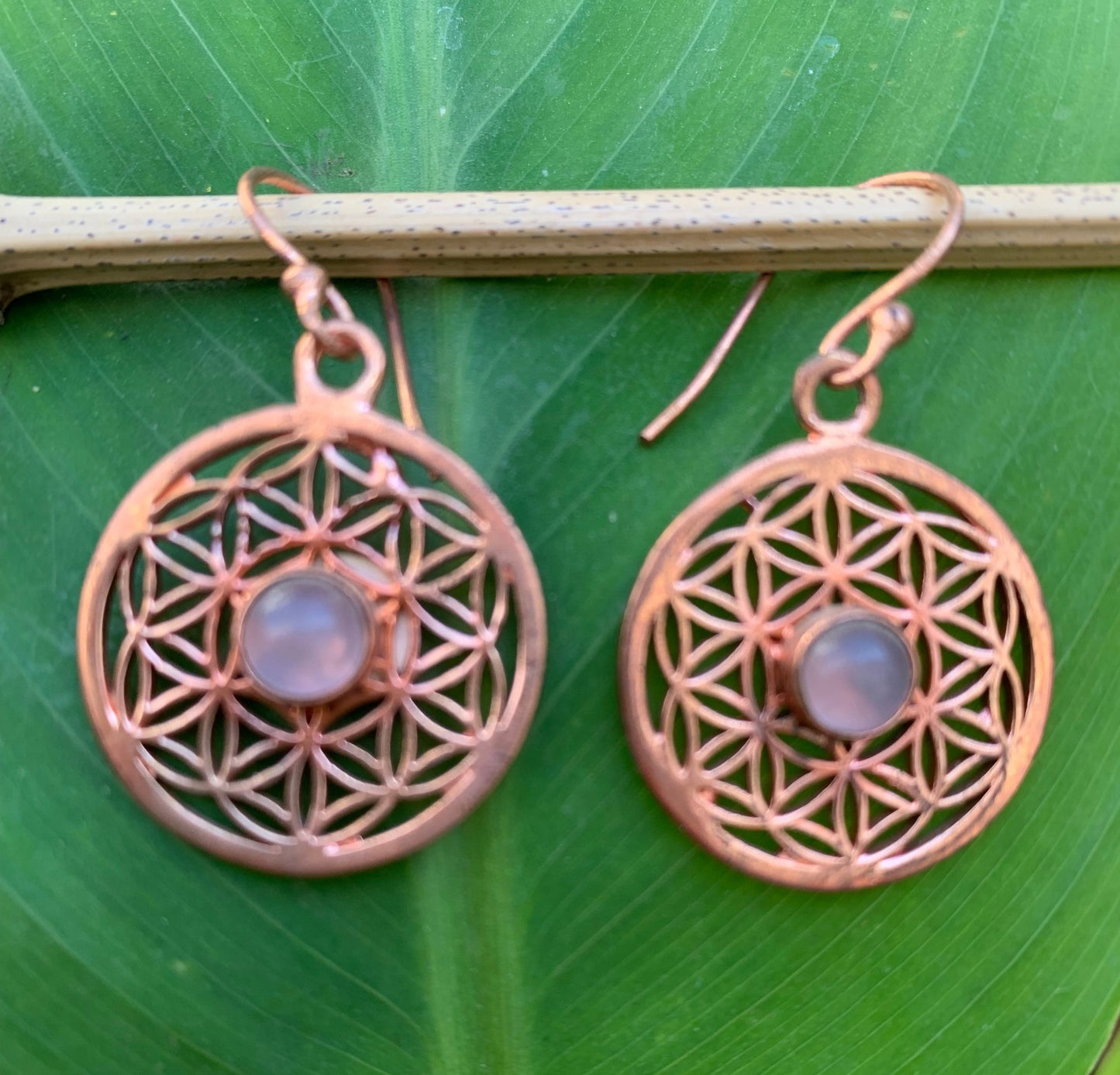 Boucles d'oreilles en forme de fleur de vie et perle d'améthyste, 25 mm de diamètre, finition laiton couleur cuivre, parfait !