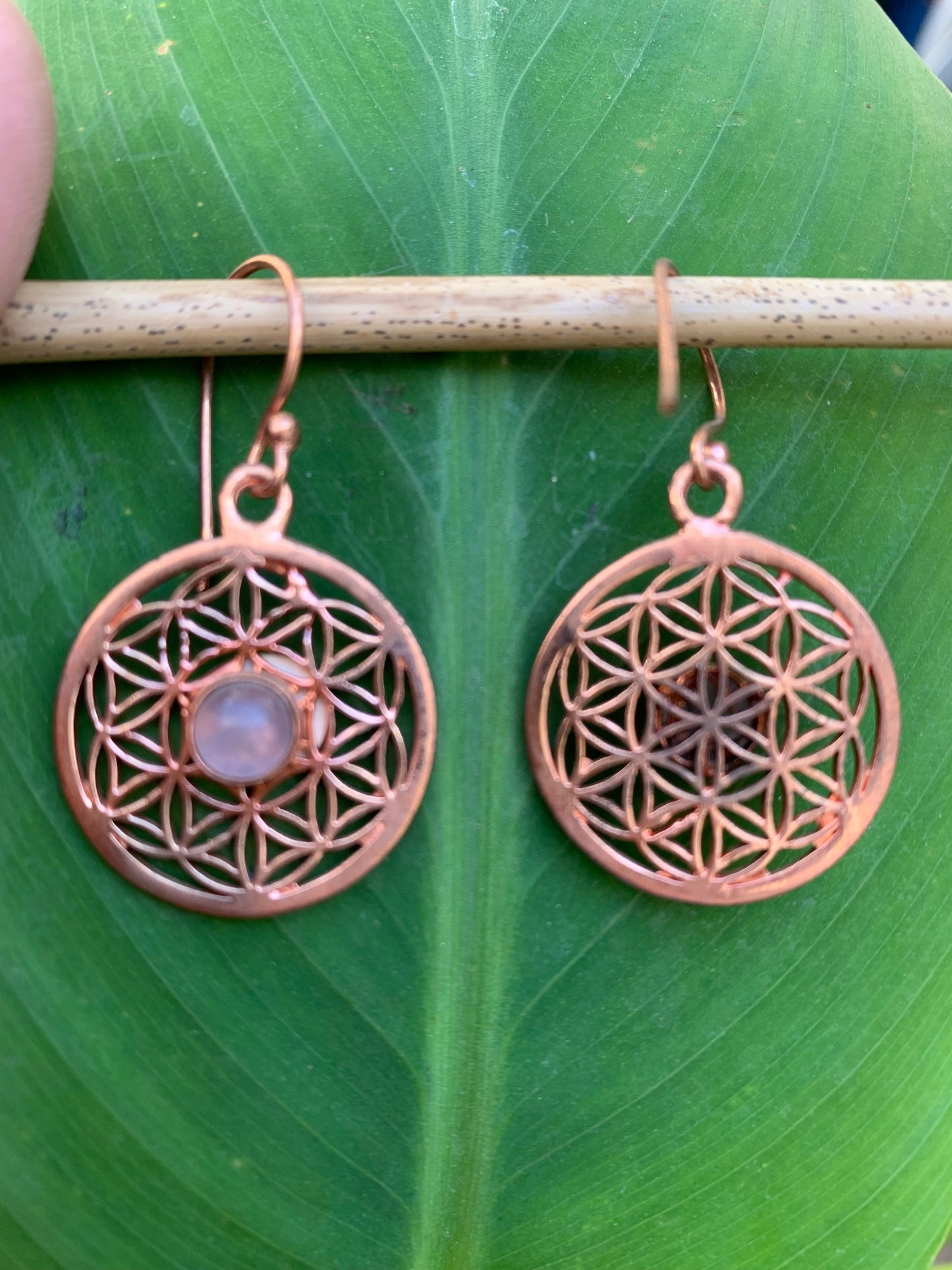 Boucles d'oreilles en forme de fleur de vie et perle d'améthyste, 25 mm de diamètre, finition laiton couleur cuivre, parfait !