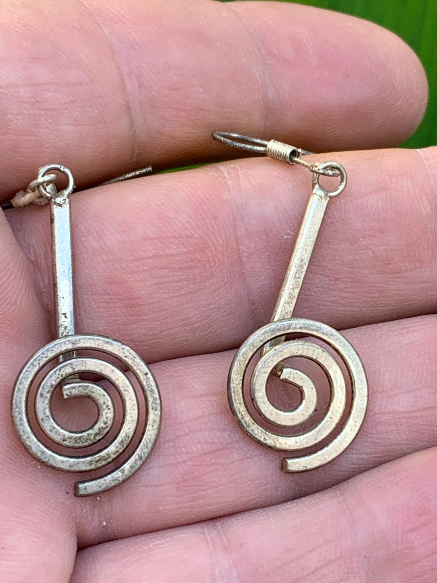 Boucles d'oreilles en forme de spirale de 16 millimètres de diamètre. Finition laiton argenté, parfait !