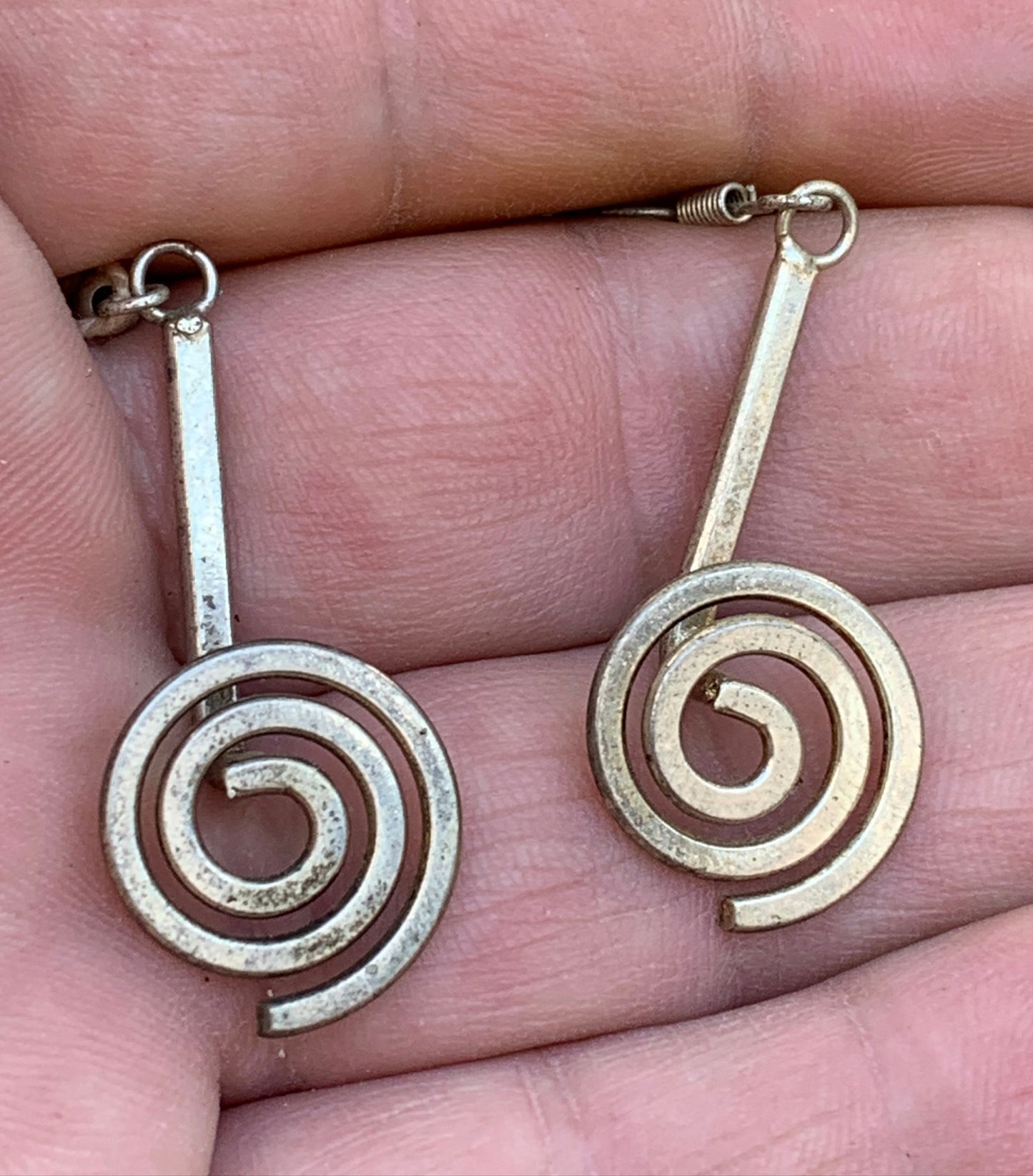 Boucles d'oreilles en forme de spirale de 16 millimètres de diamètre. Finition laiton argenté, parfait !