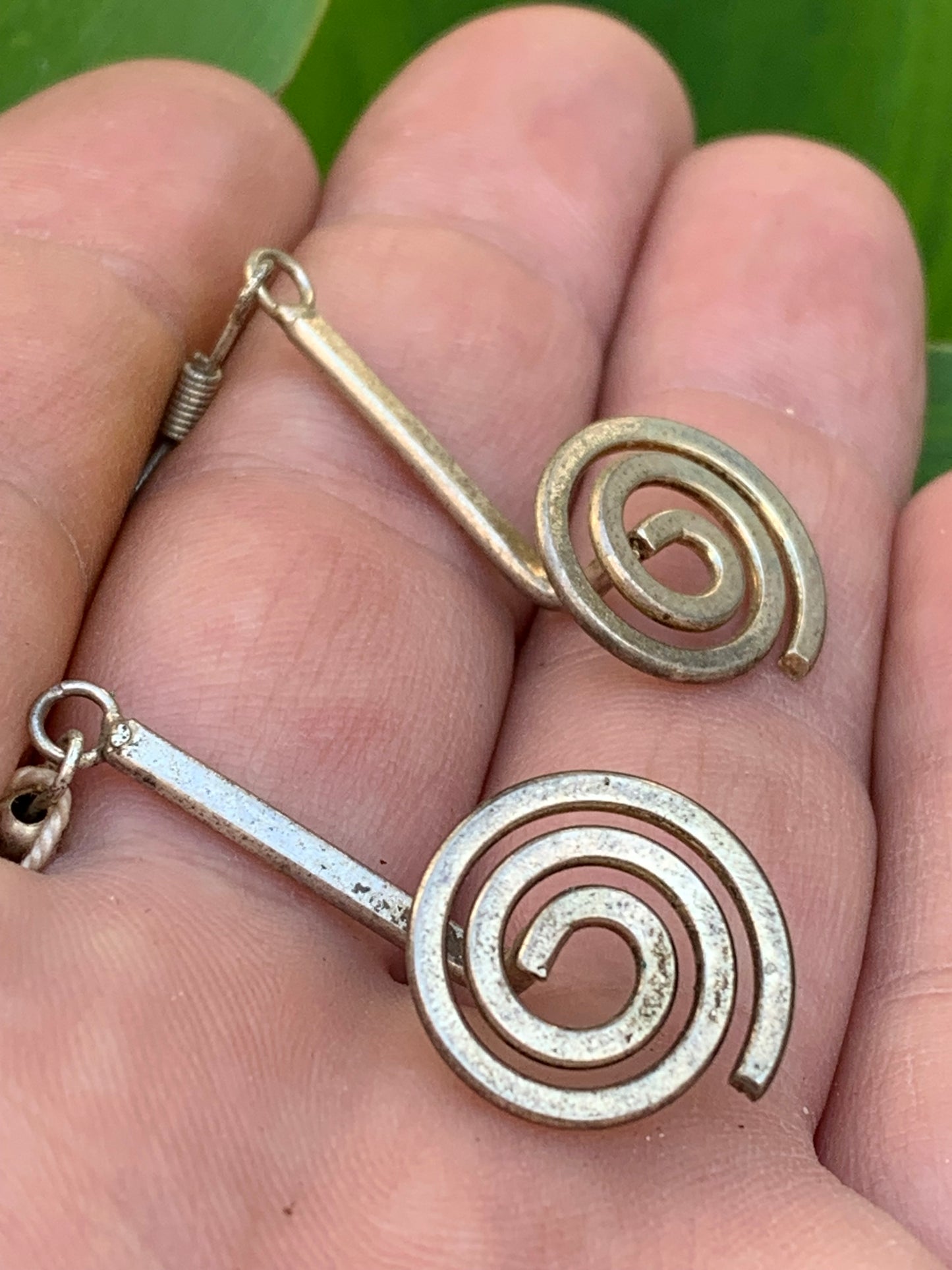 Boucles d'oreilles en forme de spirale de 16 millimètres de diamètre. Finition laiton argenté, parfait !