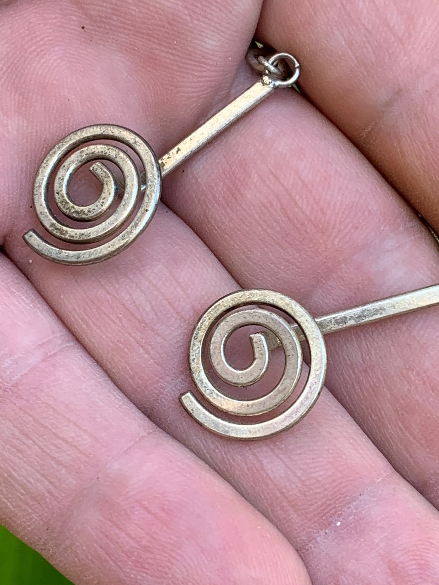 Boucles d'oreilles en forme de spirale de 16 millimètres de diamètre. Finition laiton argenté, parfait !