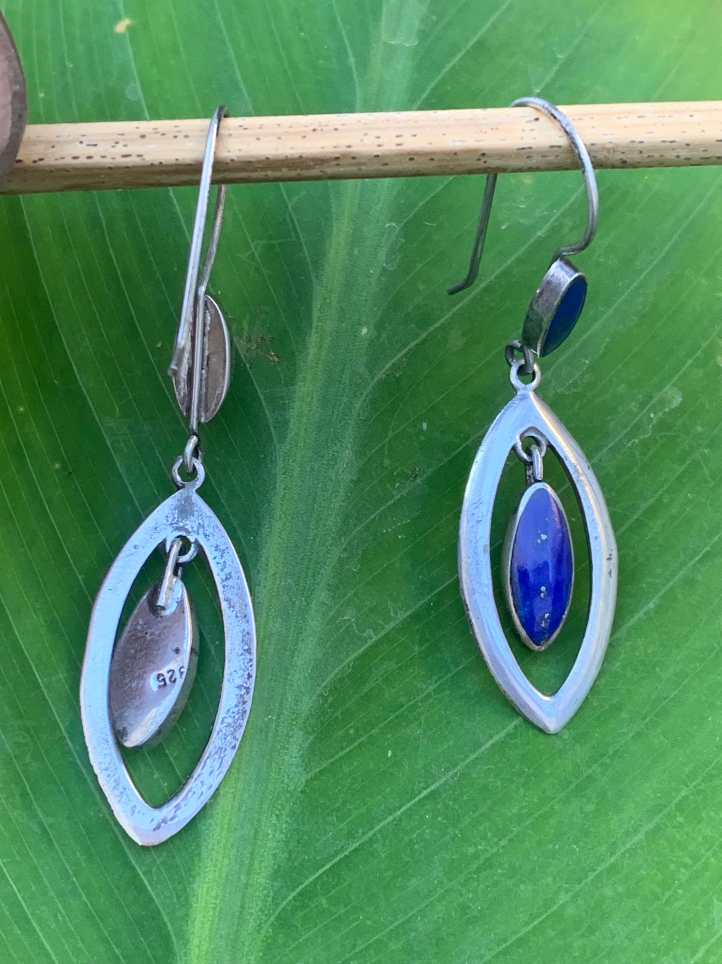 Boucles d'oreilles en Lapis lazuli, cabochons sertis en formes de 'triangle navette', qualité AA à AAA. Finition Argent !