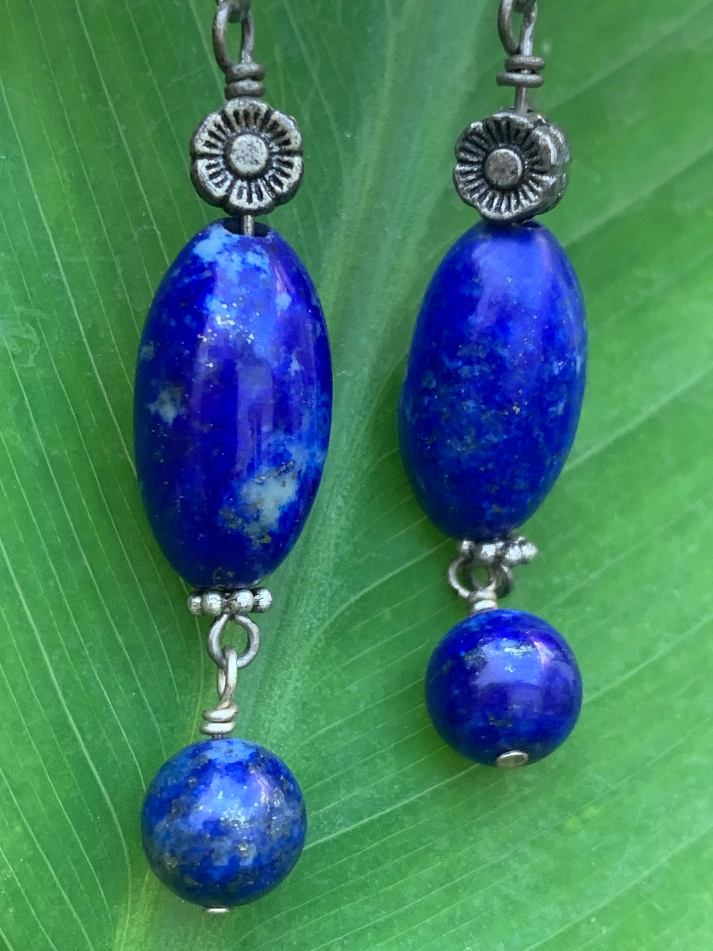 Boucles d'oreilles en Lapis lazuli, perlages sur tiges avec fantaisies, qualité AA à AAA. Vendu en finition Argent ou laiton argenté, parfait !