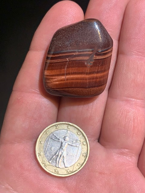 Oeil de taureau - Pierre roulée - 34 x 28 x 12 cm - 21 gr.