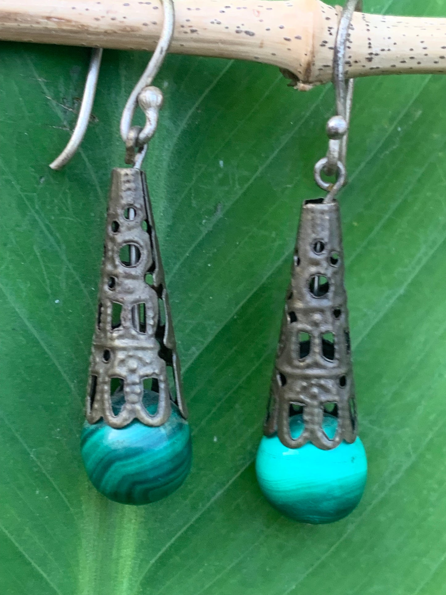 Boucles d'oreilles en Malachite, perlages avec fantaisies, qualité AA à AAA. Finition laiton bronze !