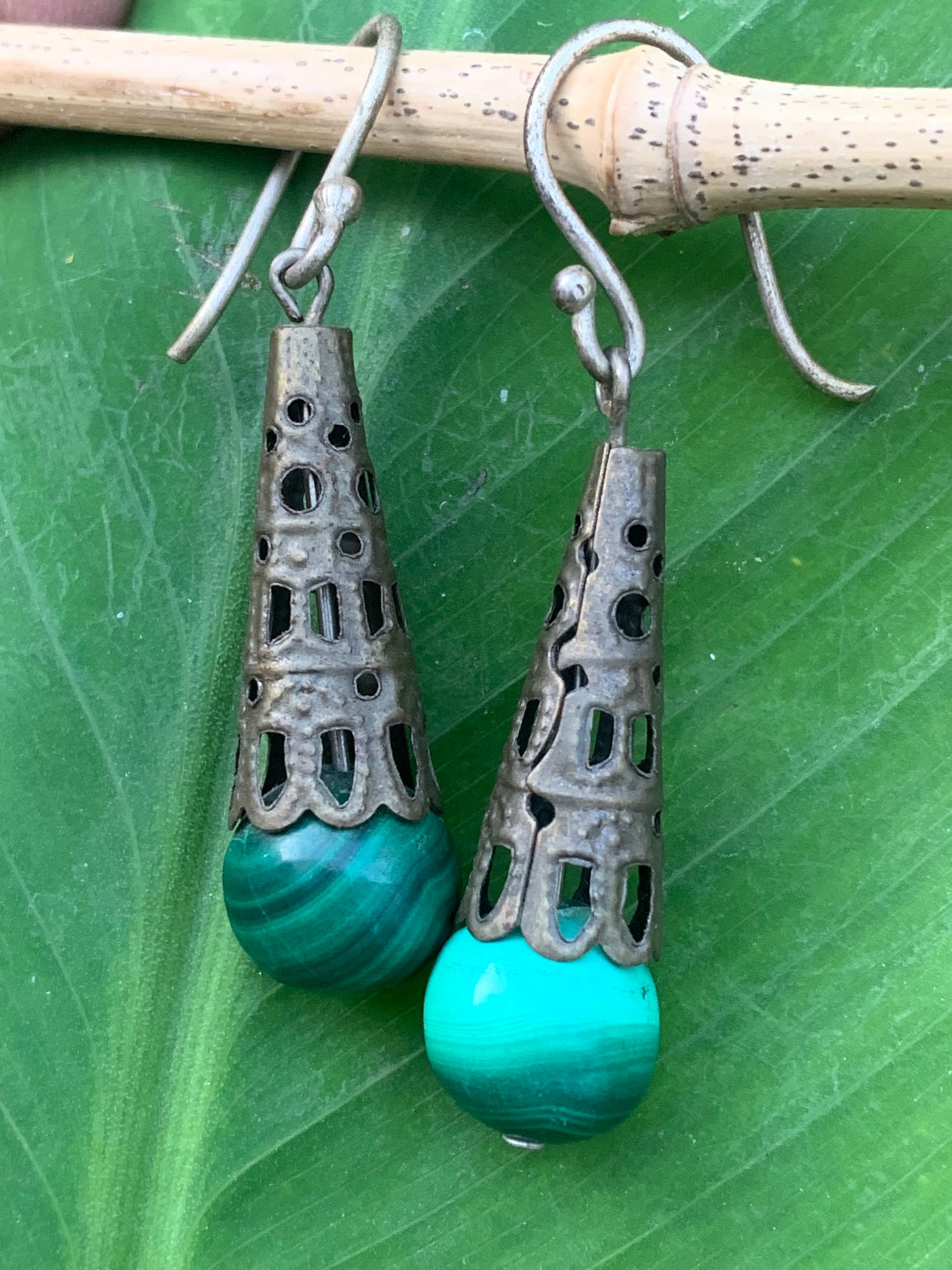 Boucles d'oreilles en Malachite, perlages avec fantaisies, qualité AA à AAA. Finition laiton bronze !