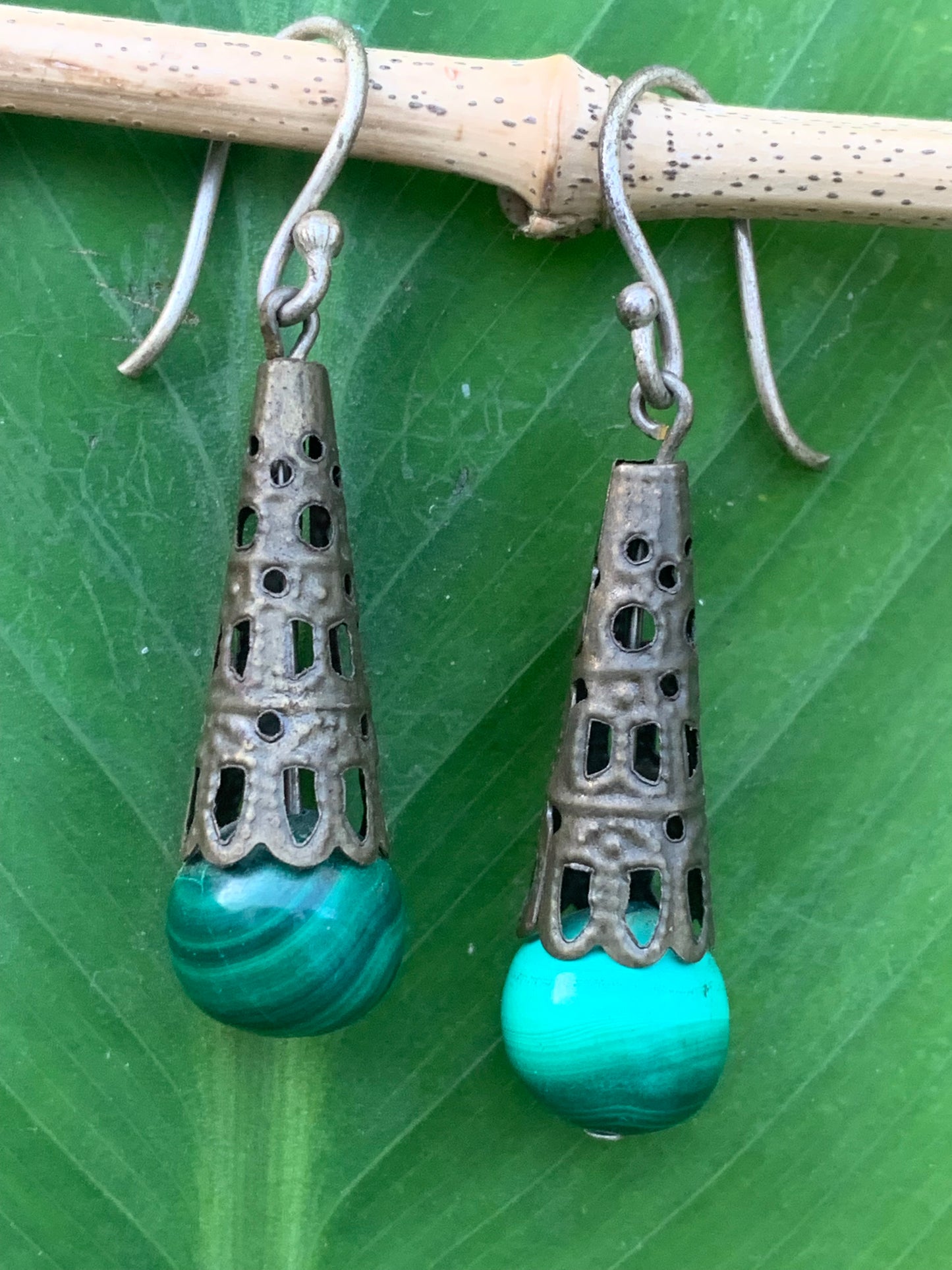 Boucles d'oreilles en Malachite, perlages avec fantaisies, qualité AA à AAA. Finition laiton bronze !