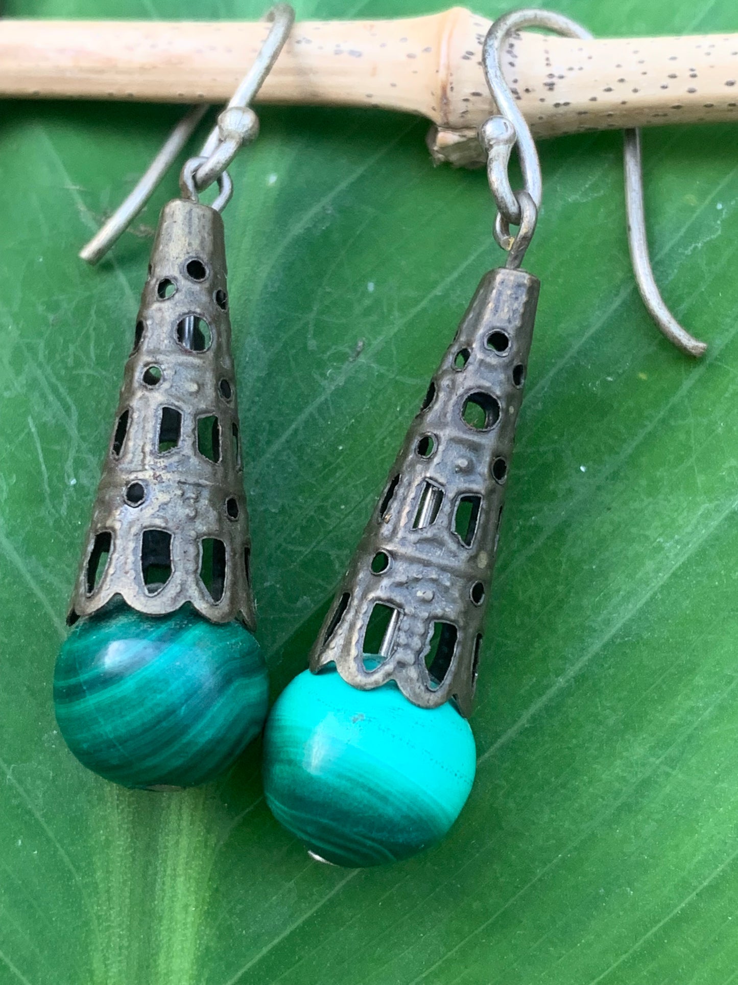 Boucles d'oreilles en Malachite, perlages avec fantaisies, qualité AA à AAA. Finition laiton bronze !
