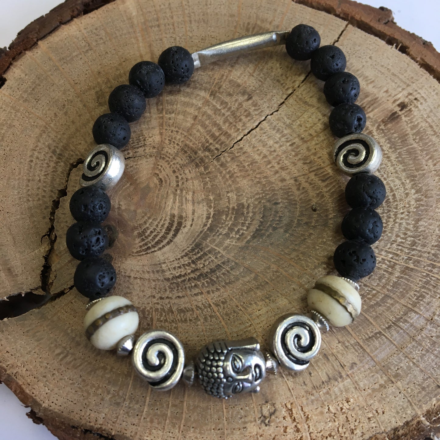 Bracelet, collection n°2, 'Perles d'Inde' avec pierre de lave de 8 mm. Disponible de 17 à 21 cm de long. Fait par Z° C° !