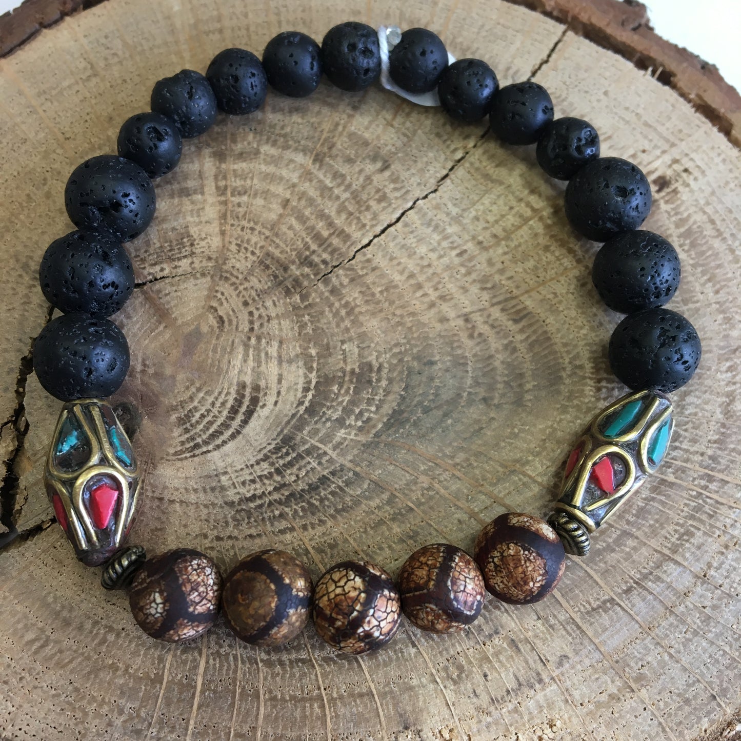 Bracelet, collection n°2, 'Perles d'Inde' avec pierre de lave de 8 mm. Disponible de 17 à 21 cm de long. Fait par Z° C° !