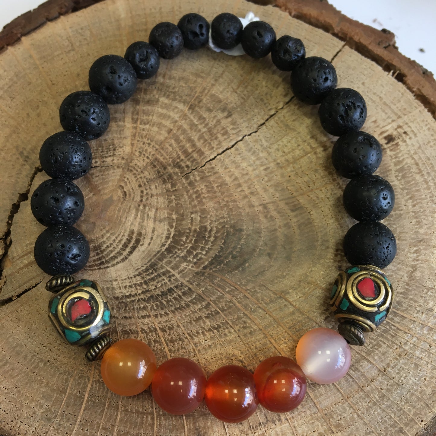 Bracelet, collection n°2, 'Perles d'Inde' avec pierre de lave de 8 mm. Disponible de 17 à 21 cm de long. Fait par Z° C° !
