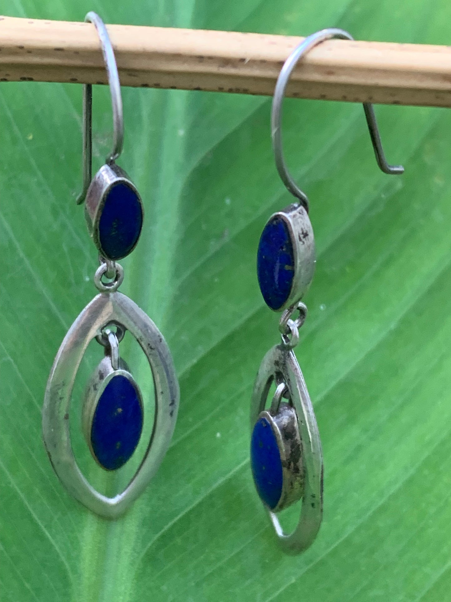 Boucles d'oreilles en Lapis lazuli, cabochons sertis en formes de 'triangle navette', qualité AA à AAA. Finition Argent !