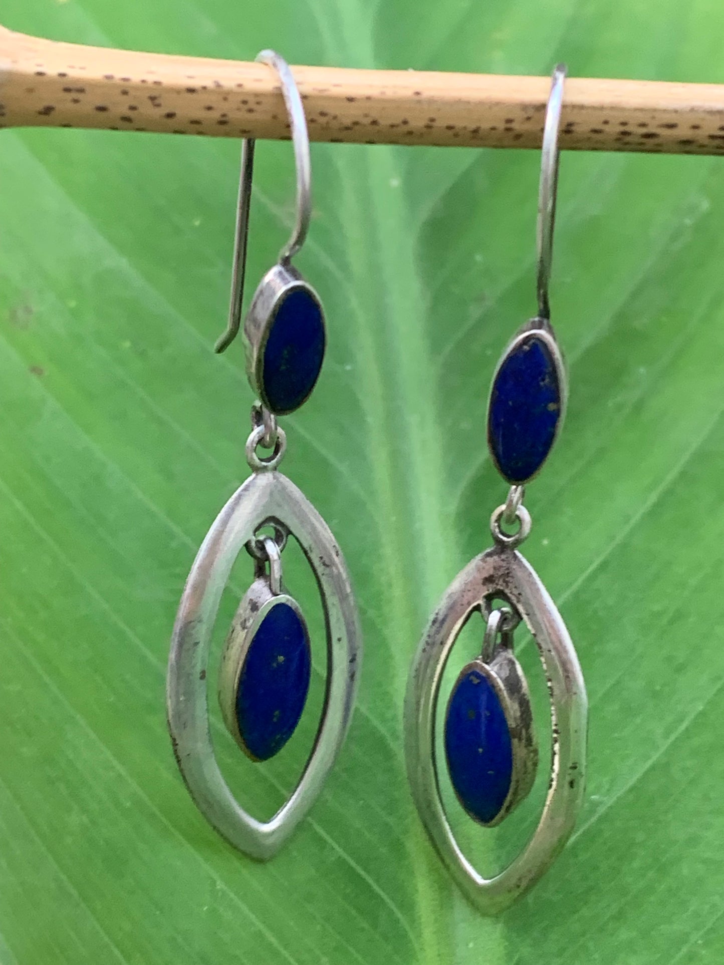 Boucles d'oreilles en Lapis lazuli, cabochons sertis en formes de 'triangle navette', qualité AA à AAA. Finition Argent !