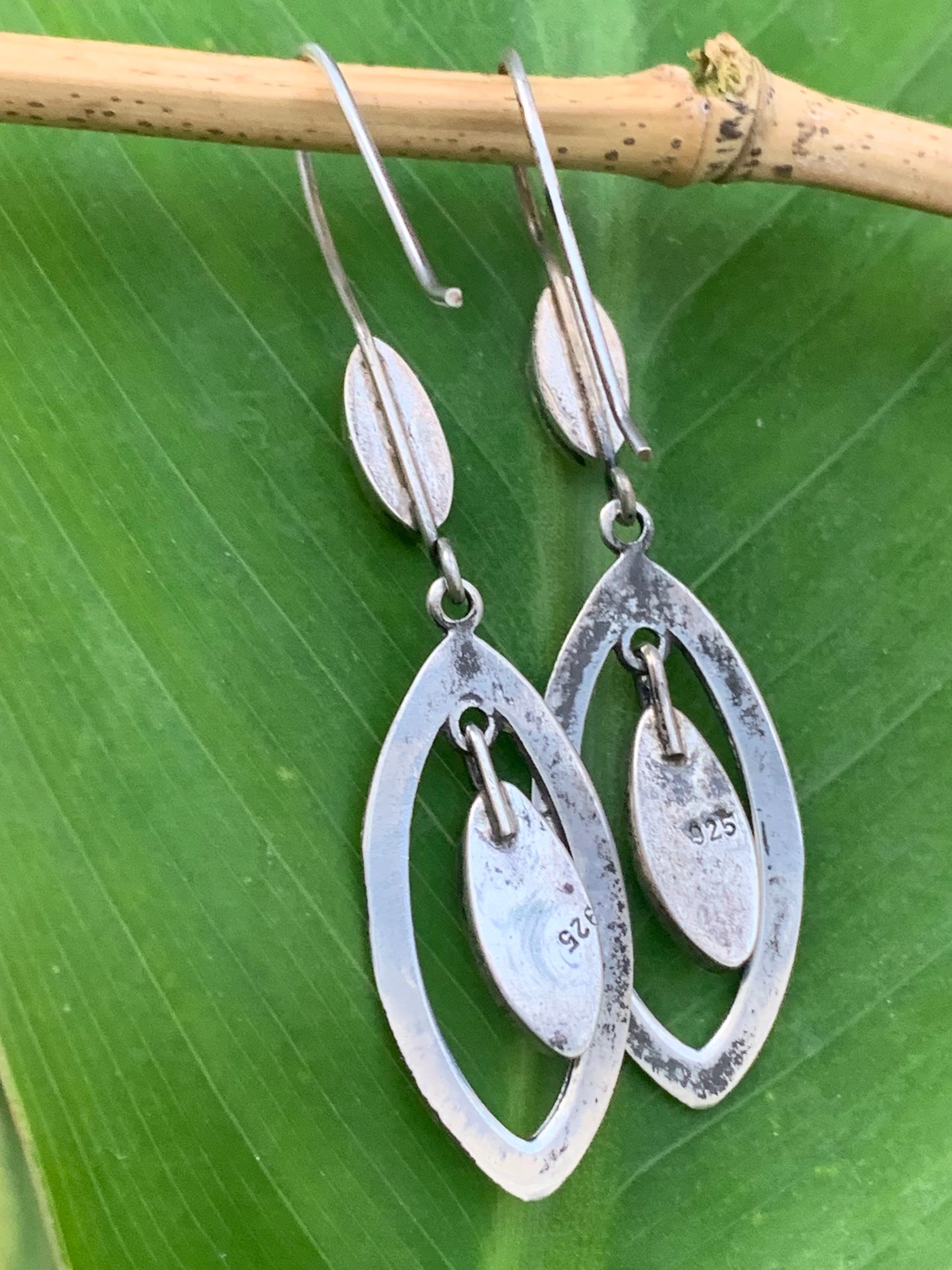 Boucles d'oreilles en Lapis lazuli, cabochons sertis en formes de 'triangle navette', qualité AA à AAA. Finition Argent !