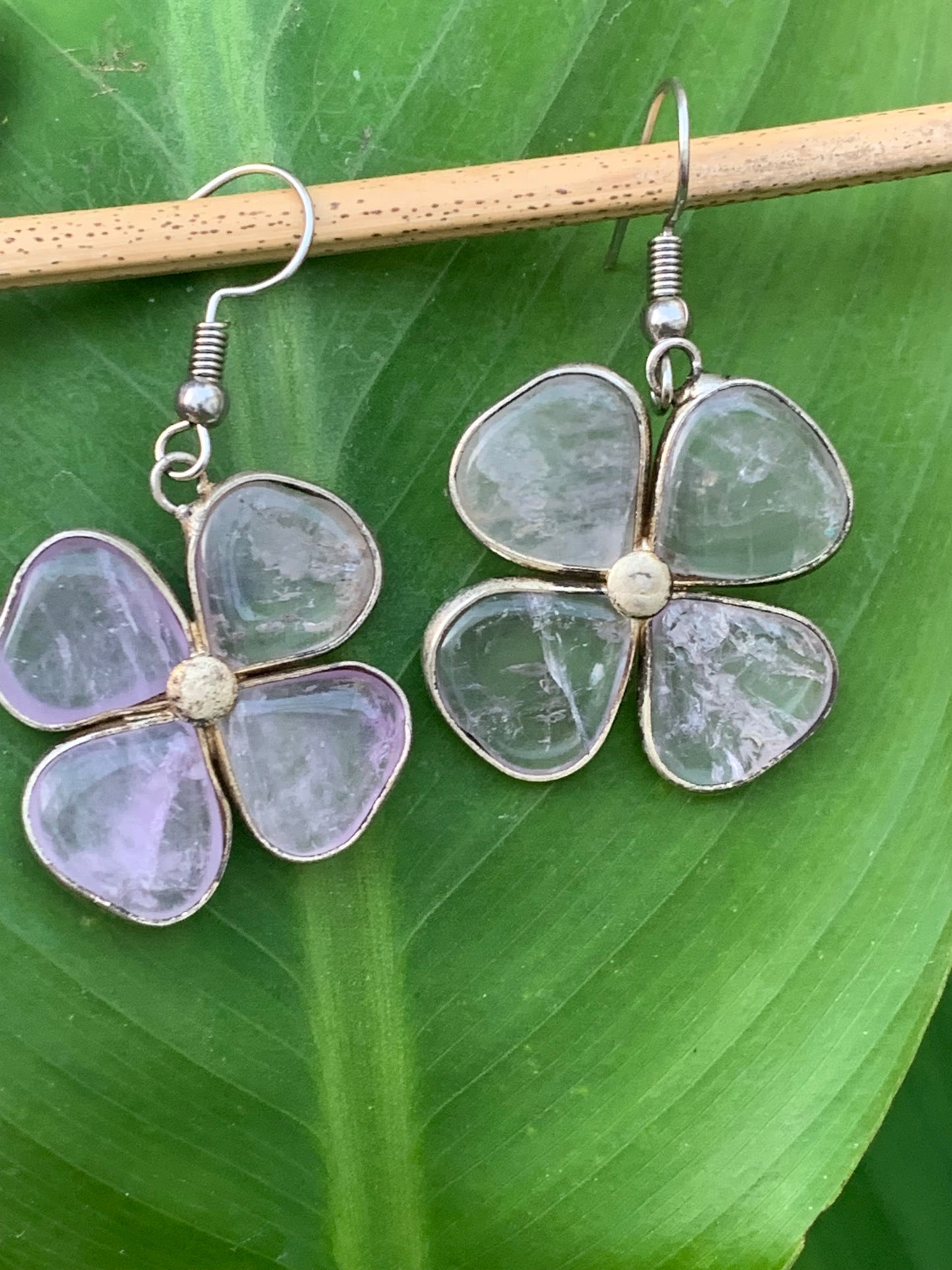 Boucles d'oreilles en Améthyste, en formes de 'trèfle à 4 feuilles', qualité AA à AAA. Finition laiton argenté, parfait !