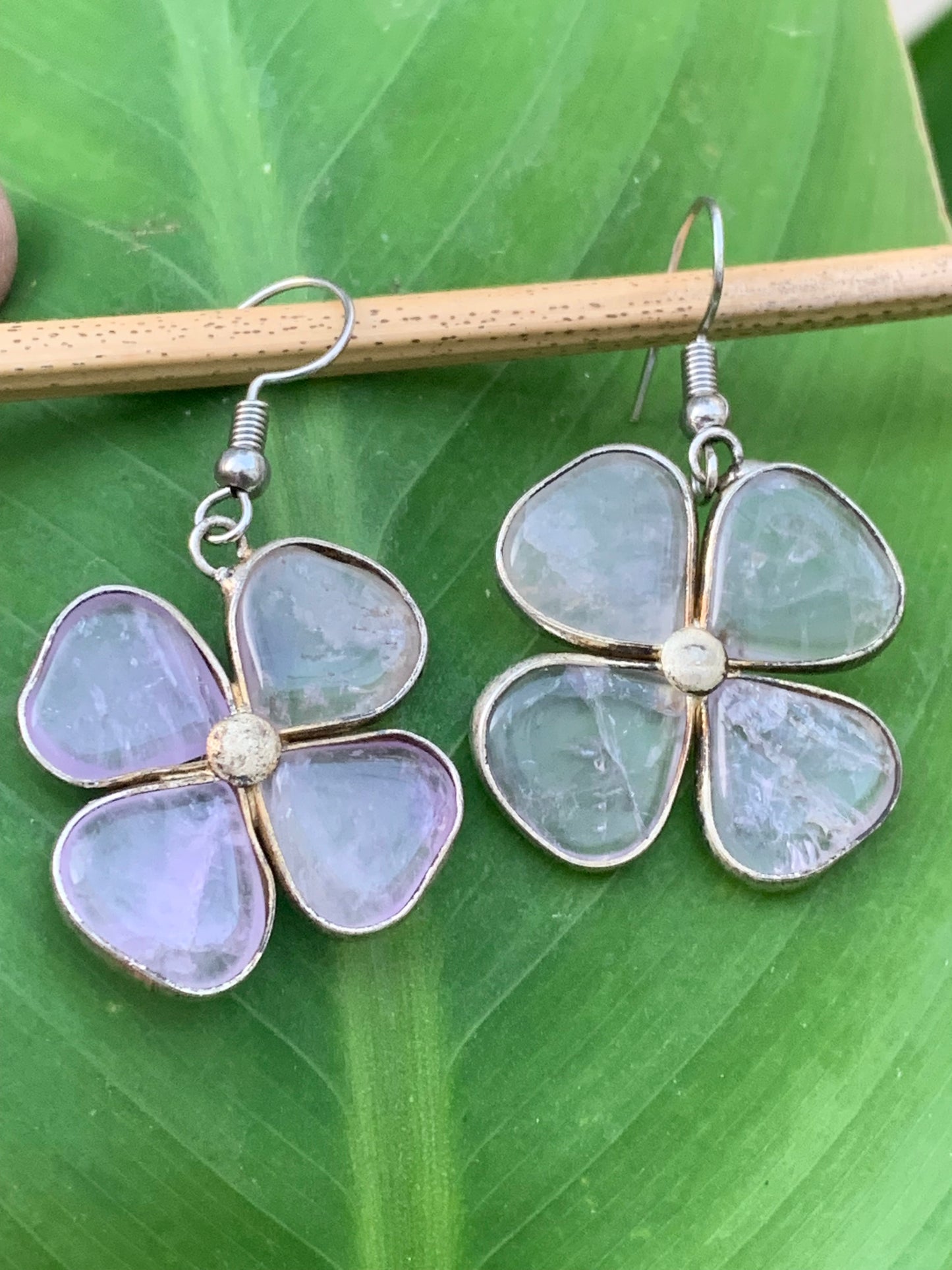 Boucles d'oreilles en Améthyste, en formes de 'trèfle à 4 feuilles', qualité AA à AAA. Finition laiton argenté, parfait !