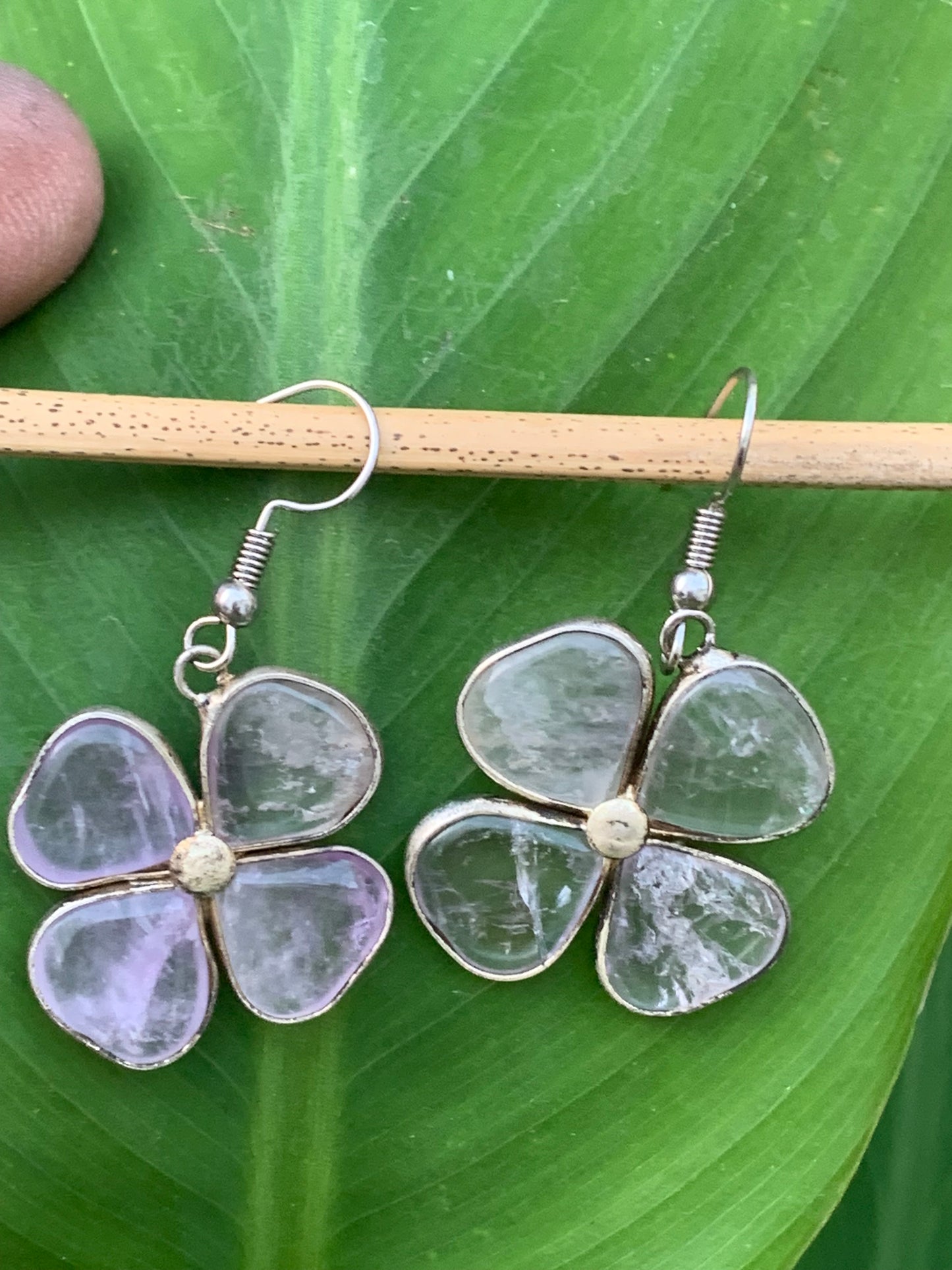 Boucles d'oreilles en Améthyste, en formes de 'trèfle à 4 feuilles', qualité AA à AAA. Finition laiton argenté, parfait !