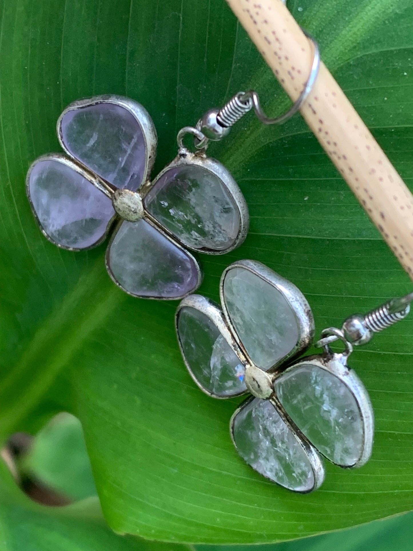 Boucles d'oreilles en Améthyste, en formes de 'trèfle à 4 feuilles', qualité AA à AAA. Finition laiton argenté, parfait !