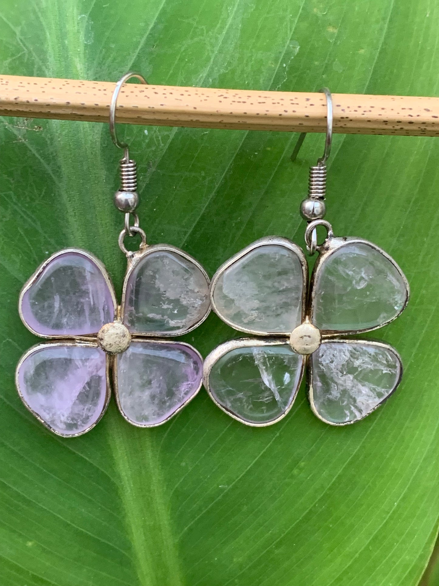 Boucles d'oreilles en Améthyste, en formes de 'trèfle à 4 feuilles', qualité AA à AAA. Finition laiton argenté, parfait !