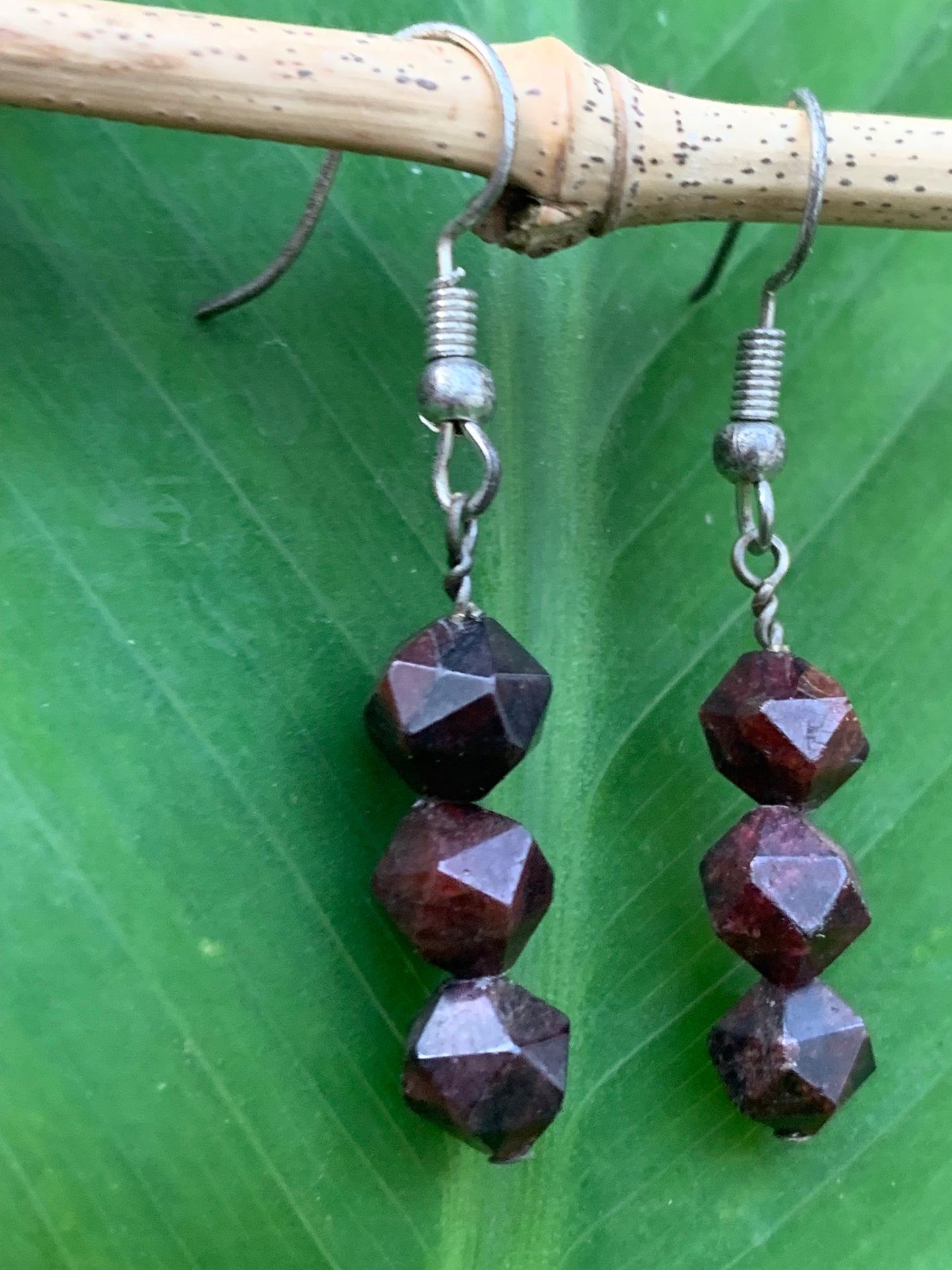 Boucles d'oreilles en Grenat Almandin, en perles icosaedre, qualité AA à AAA. Vendu en finition Argent, parfait !