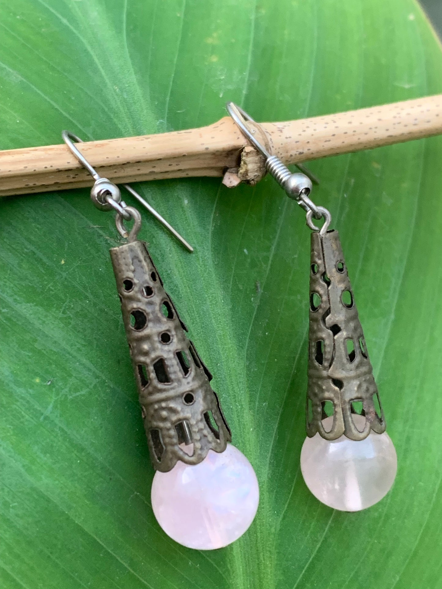 Boucles d'oreilles en quartz rose, perlages sur tiges avec fantaisies, qualité AA à AAA. Vendu en laiton finition bronze, parfait !