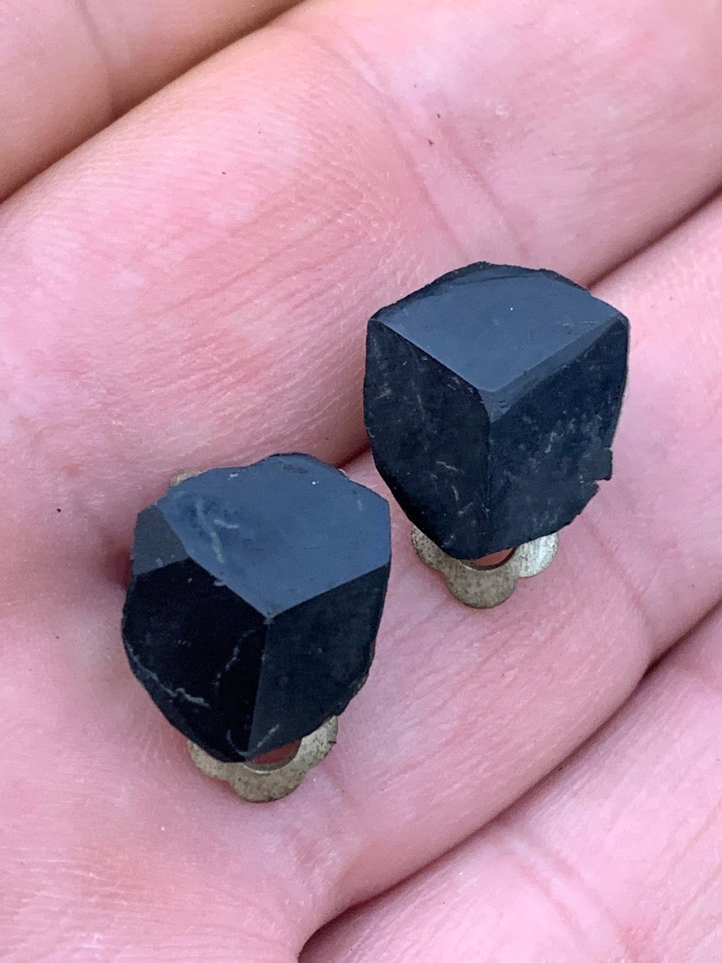 Boucles d'oreilles 'clips' en Tourmaline noire, cabochon de tête naturelle à 3 faces, qualité AA à AAA. Vendu en laiton finition argenté, parfait !