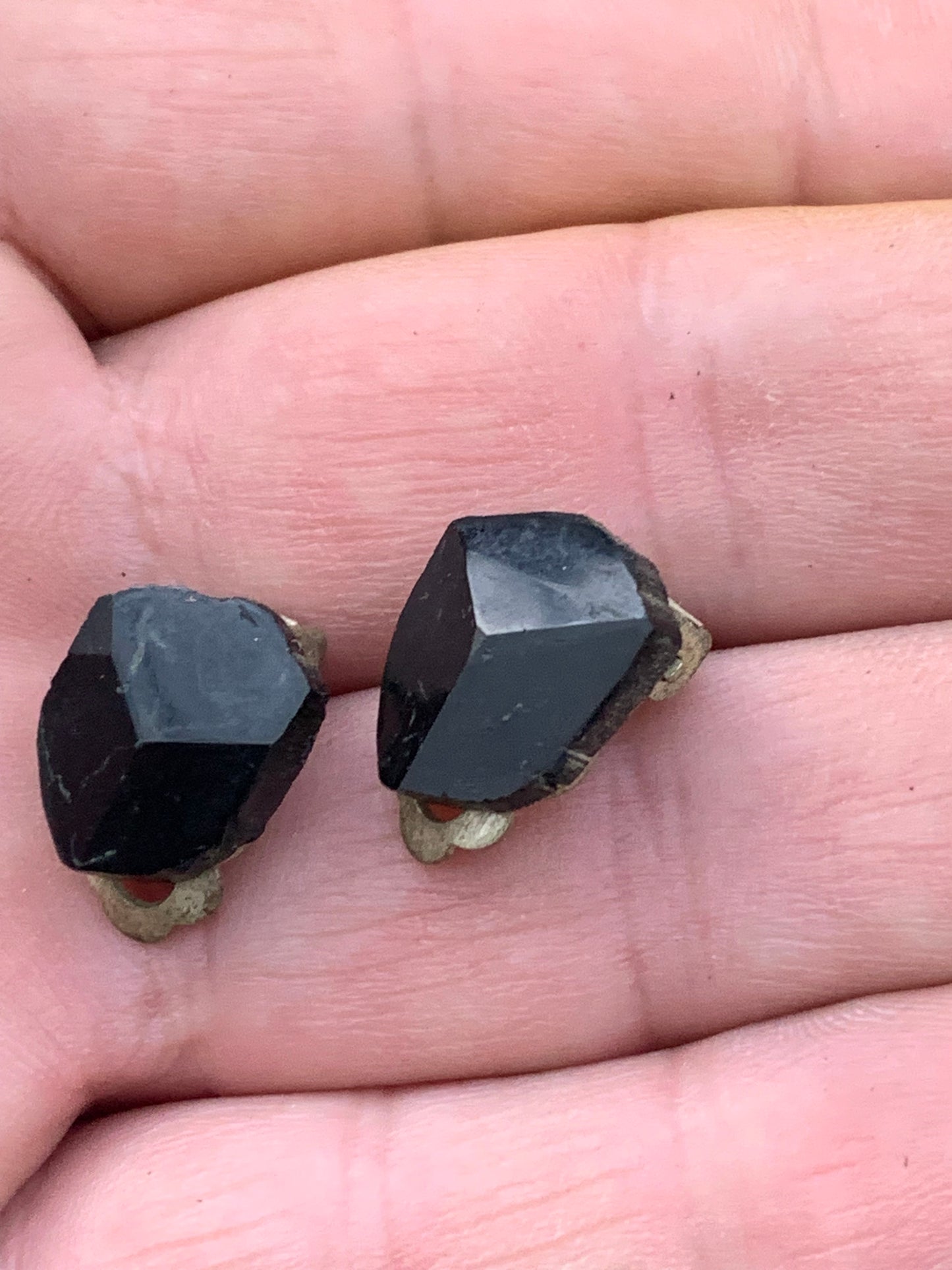 Boucles d'oreilles 'clips' en Tourmaline noire, cabochon de tête naturelle à 3 faces, qualité AA à AAA. Vendu en laiton finition argenté, parfait !