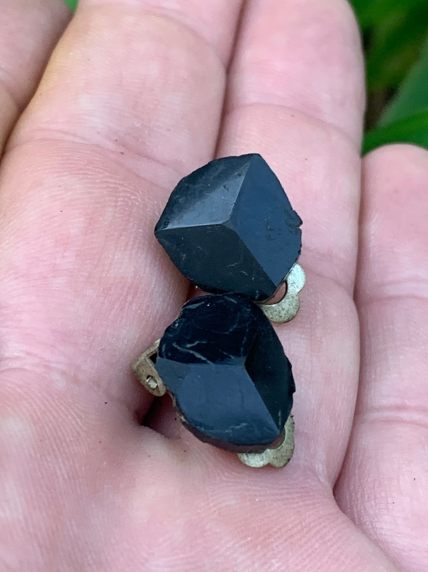Boucles d'oreilles 'clips' en Tourmaline noire, cabochon de tête naturelle à 3 faces, qualité AA à AAA. Vendu en laiton finition argenté, parfait !