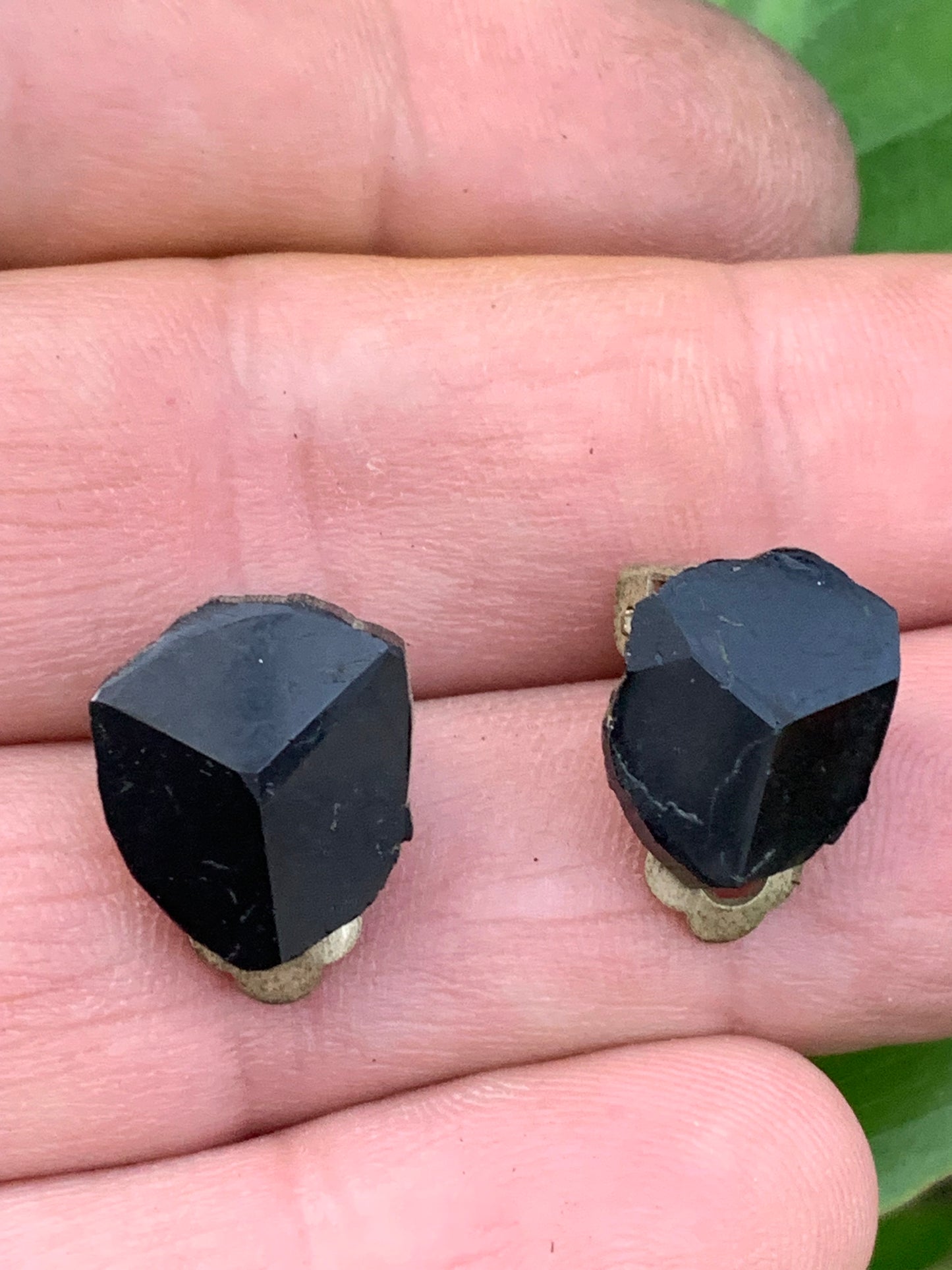 Boucles d'oreilles 'clips' en Tourmaline noire, cabochon de tête naturelle à 3 faces, qualité AA à AAA. Vendu en laiton finition argenté, parfait !