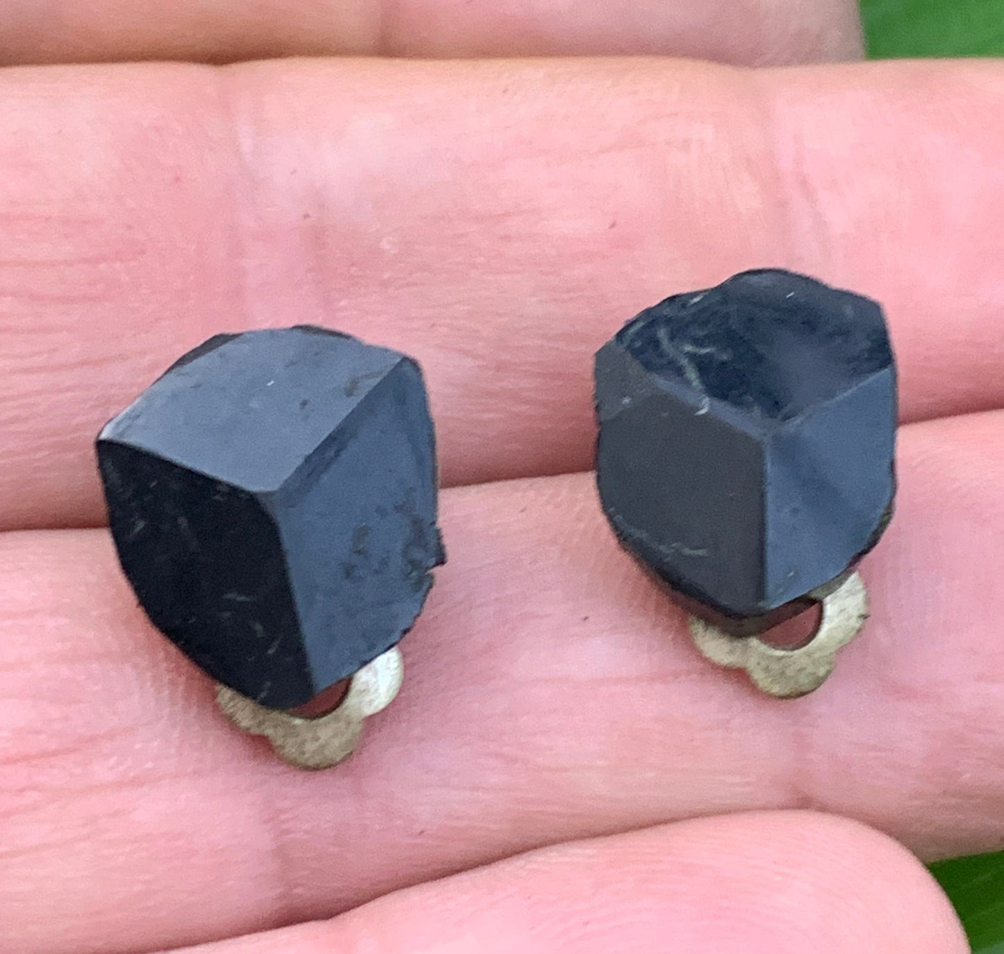 Boucles d'oreilles 'clips' en Tourmaline noire, cabochon de tête naturelle à 3 faces, qualité AA à AAA. Vendu en laiton finition argenté, parfait !
