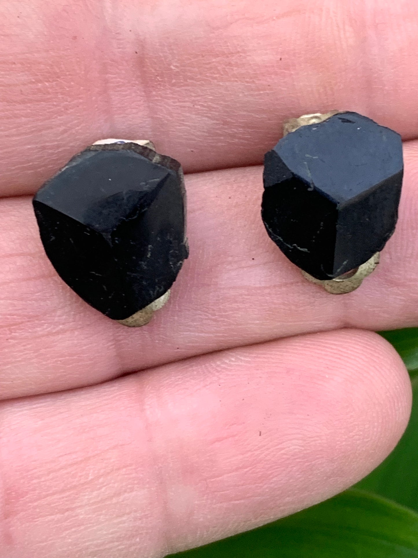 Boucles d'oreilles 'clips' en Tourmaline noire, cabochon de tête naturelle à 3 faces, qualité AA à AAA. Vendu en laiton finition argenté, parfait !