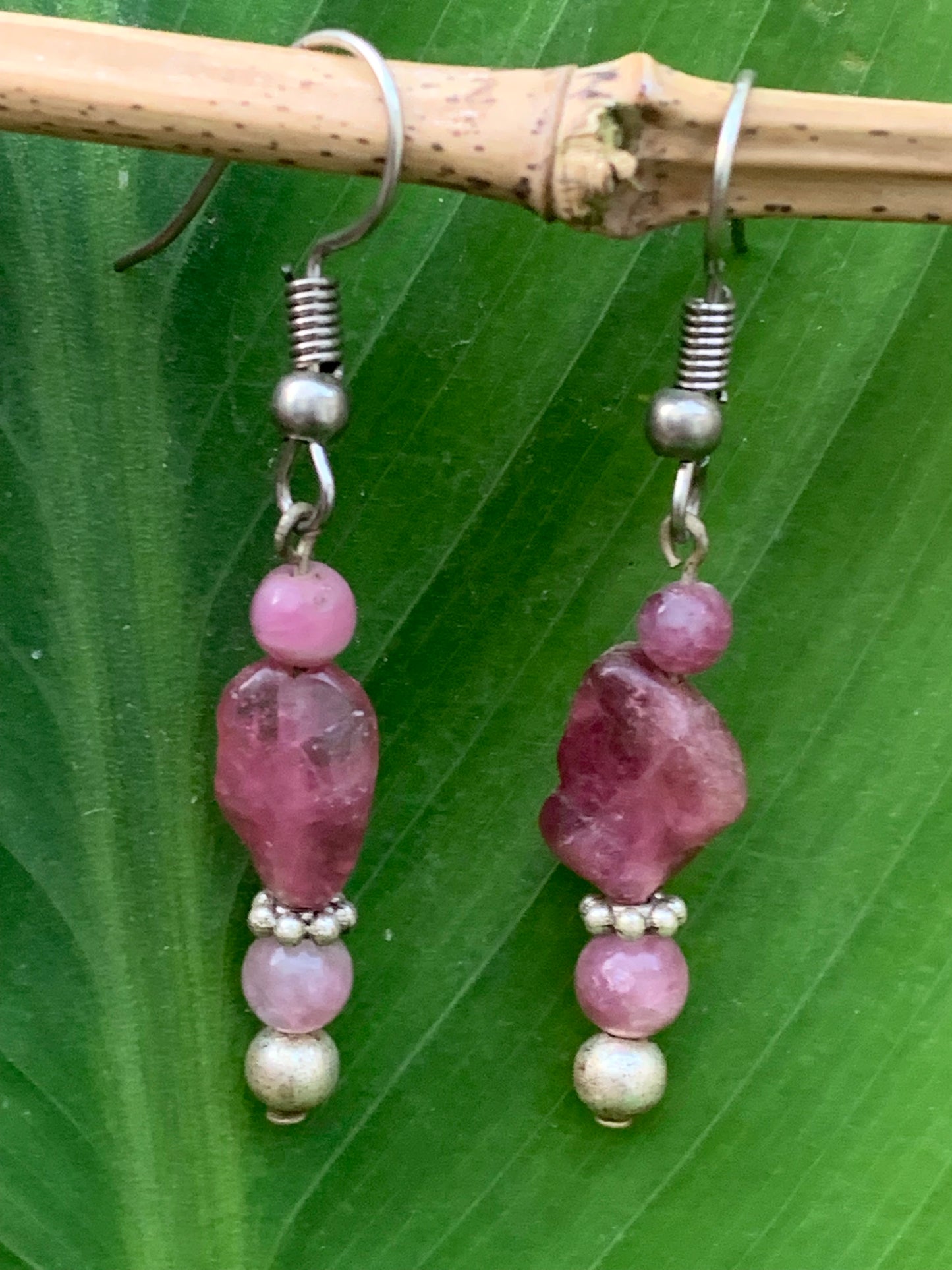 Boucles d'oreilles en Tourmaline rose (Rubellite), perlage sur tige, qualité AA à AAA. Vendu en Argent ou en laiton finition argenté ou doré, parfait !