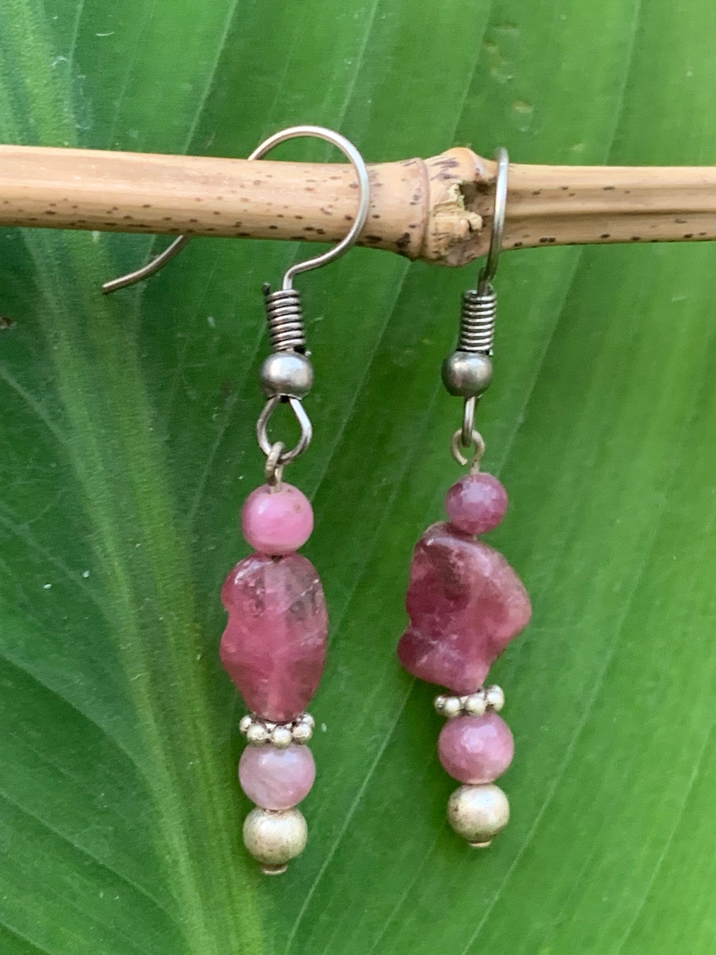Boucles d'oreilles en Tourmaline rose (Rubellite), perlage sur tige, qualité AA à AAA. Vendu en Argent ou en laiton finition argenté ou doré, parfait !