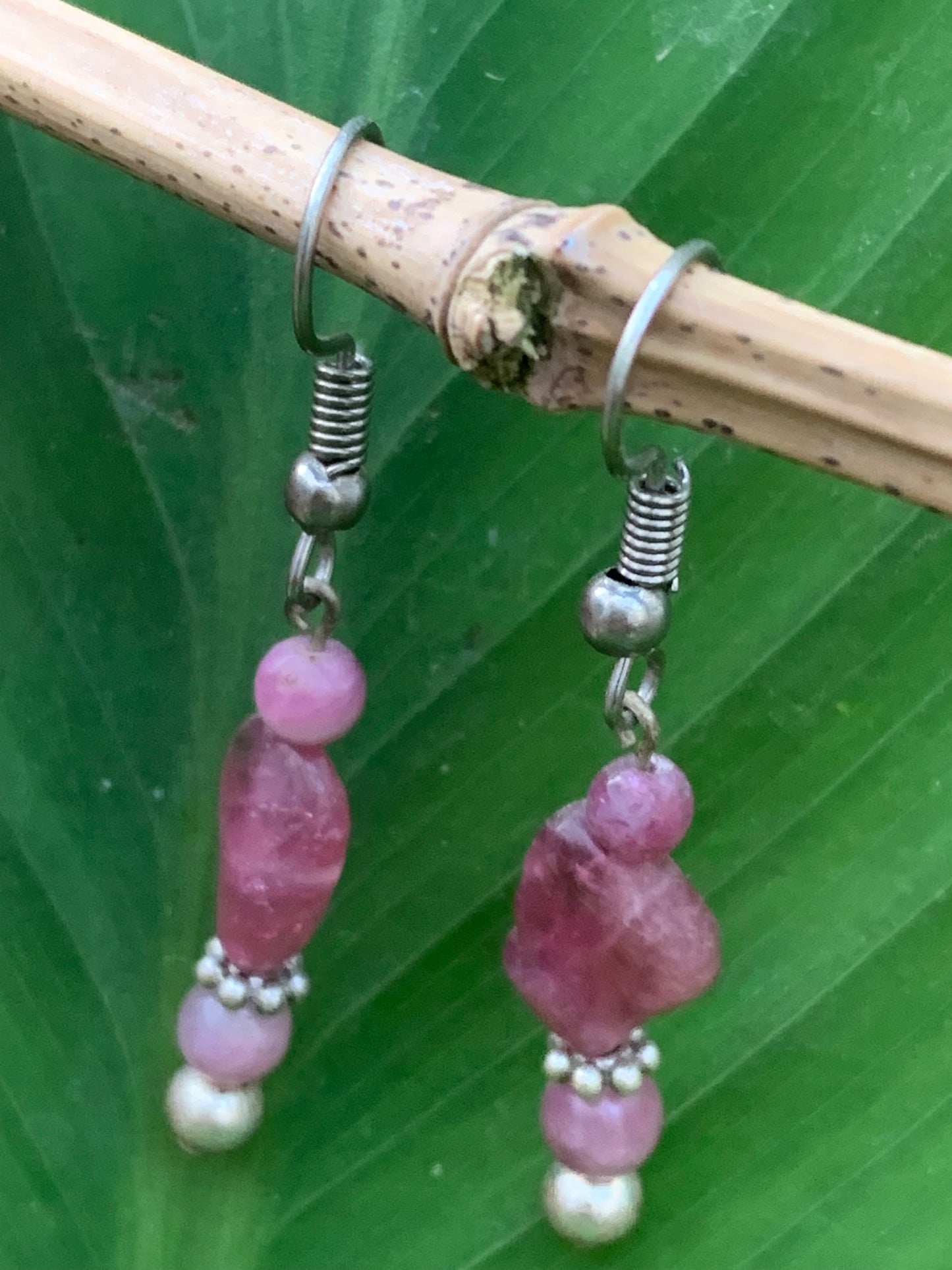 Boucles d'oreilles en Tourmaline rose (Rubellite), perlage sur tige, qualité AA à AAA. Vendu en Argent ou en laiton finition argenté ou doré, parfait !
