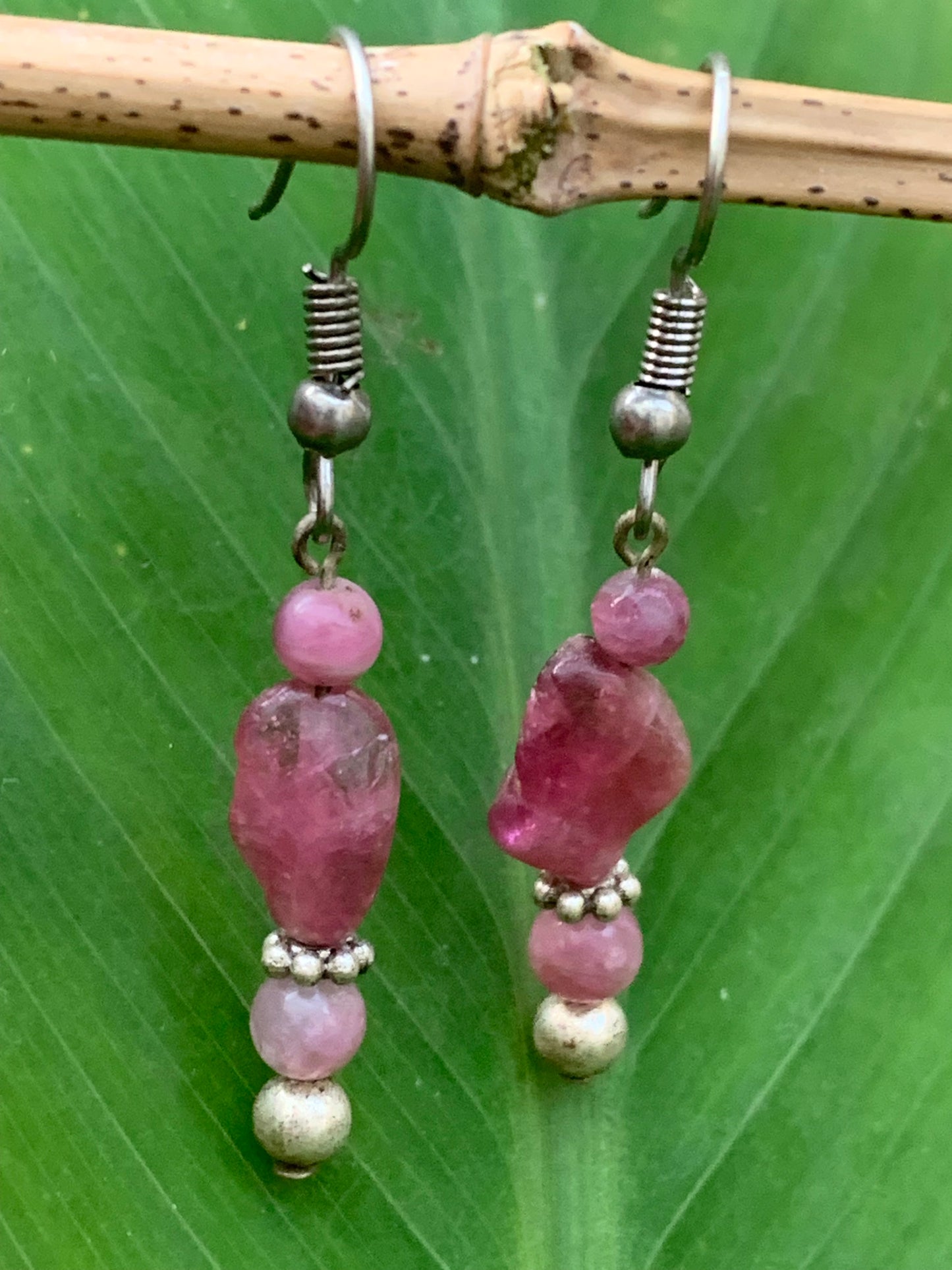 Boucles d'oreilles en Tourmaline rose (Rubellite), perlage sur tige, qualité AA à AAA. Vendu en Argent ou en laiton finition argenté ou doré, parfait !